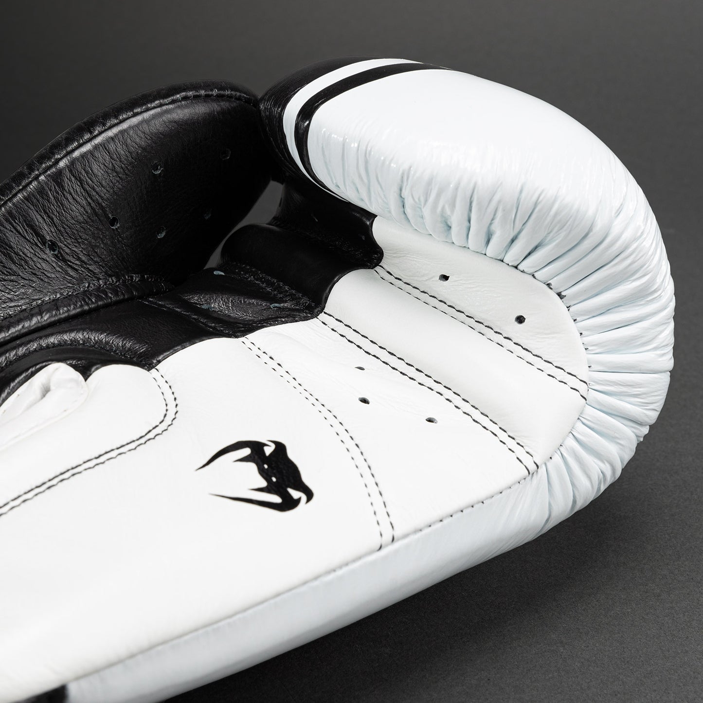 Venum Shield Pro Boxhandschuhe mit Klettverschluss - Schwarz/Weiß