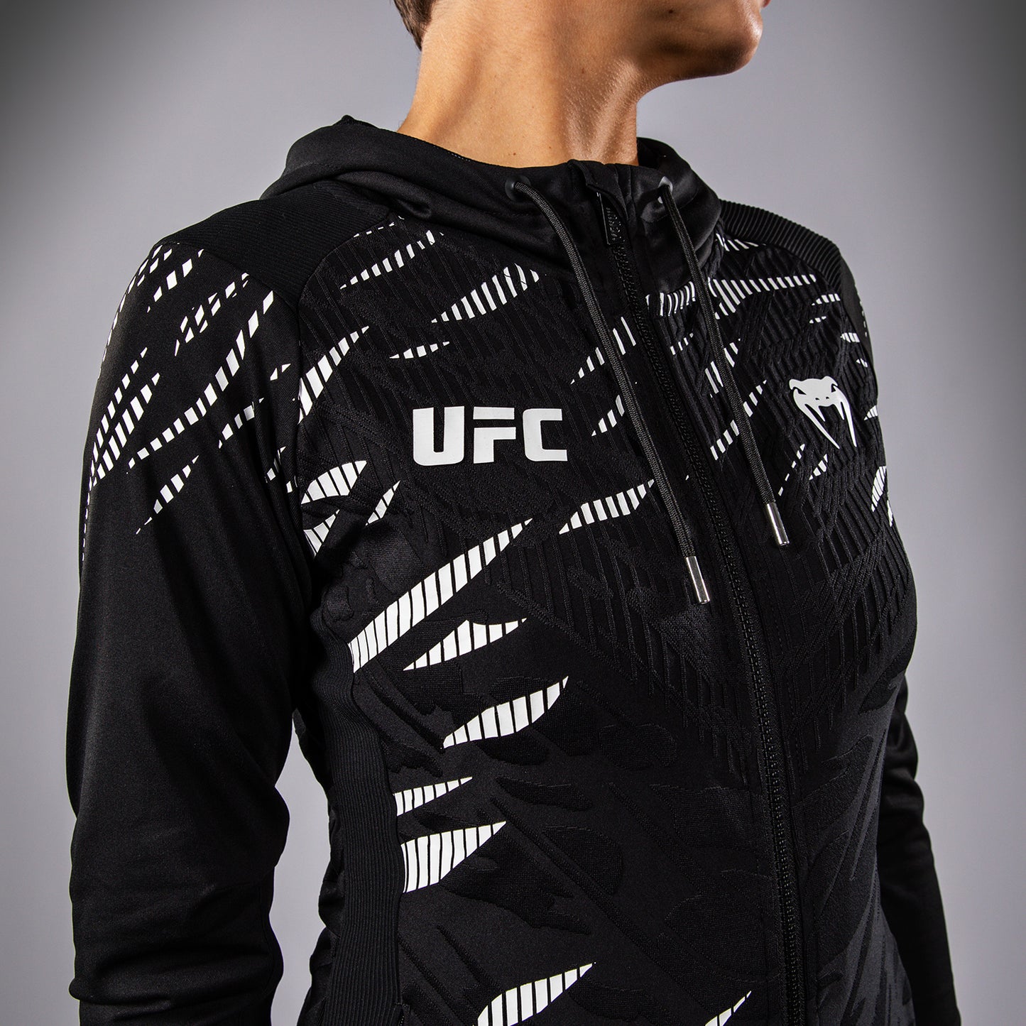 UFC Fusion by Venum Authentic Fight Night Damen Walkout Hoodie - Schwarz