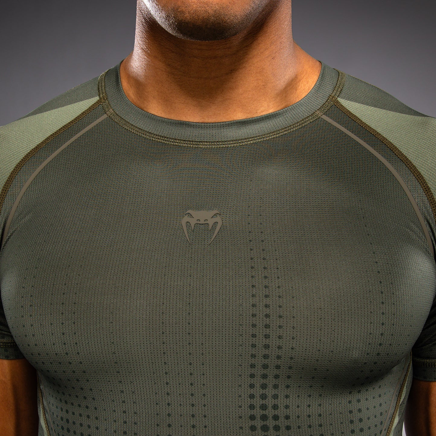 Venum Stealth Kurzarm Rashguard – Khaki/Dunkelgrün