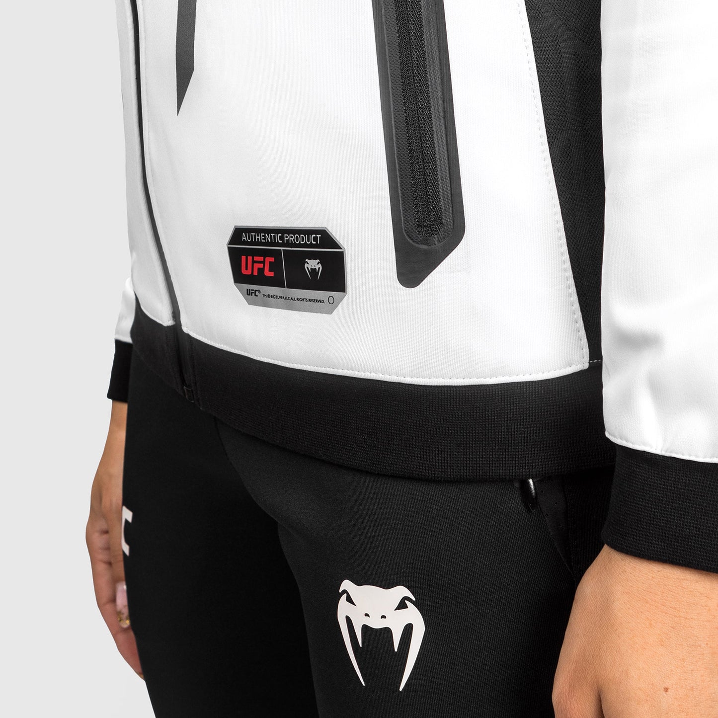 UFC Venum Authentic Fight Night 2.0 Frauen Walkout Hoodie - weiß