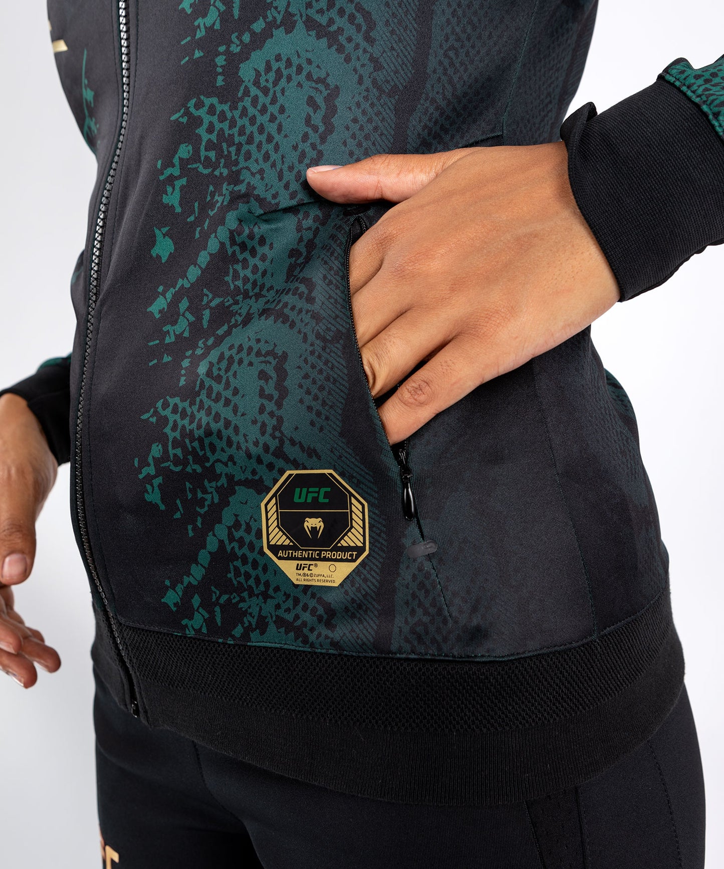 UFC Adrenaline by Venum Authentic Fight Night Walkout-Hoodie für Frauen - Emerald Edition - Grün/Schwarz/Gold