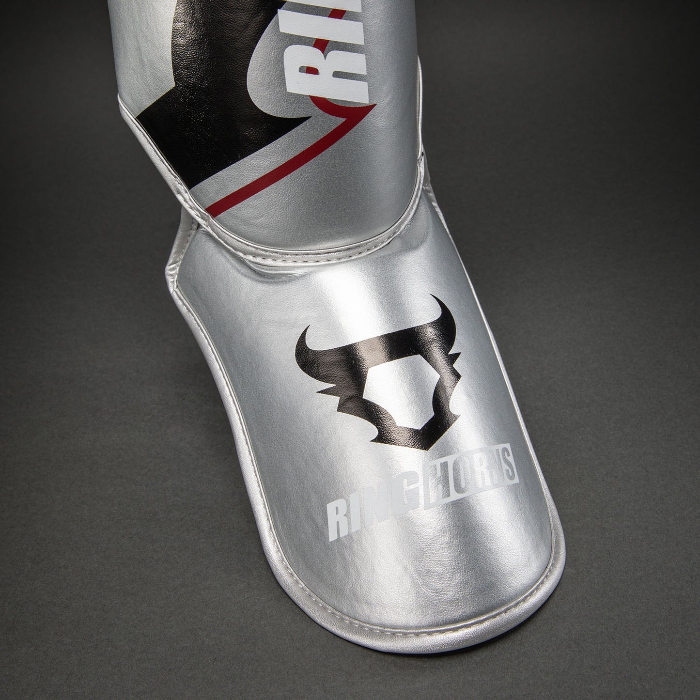 Ringhorns Charger by Venum Schienbeinschoner – Silber/Schwarz