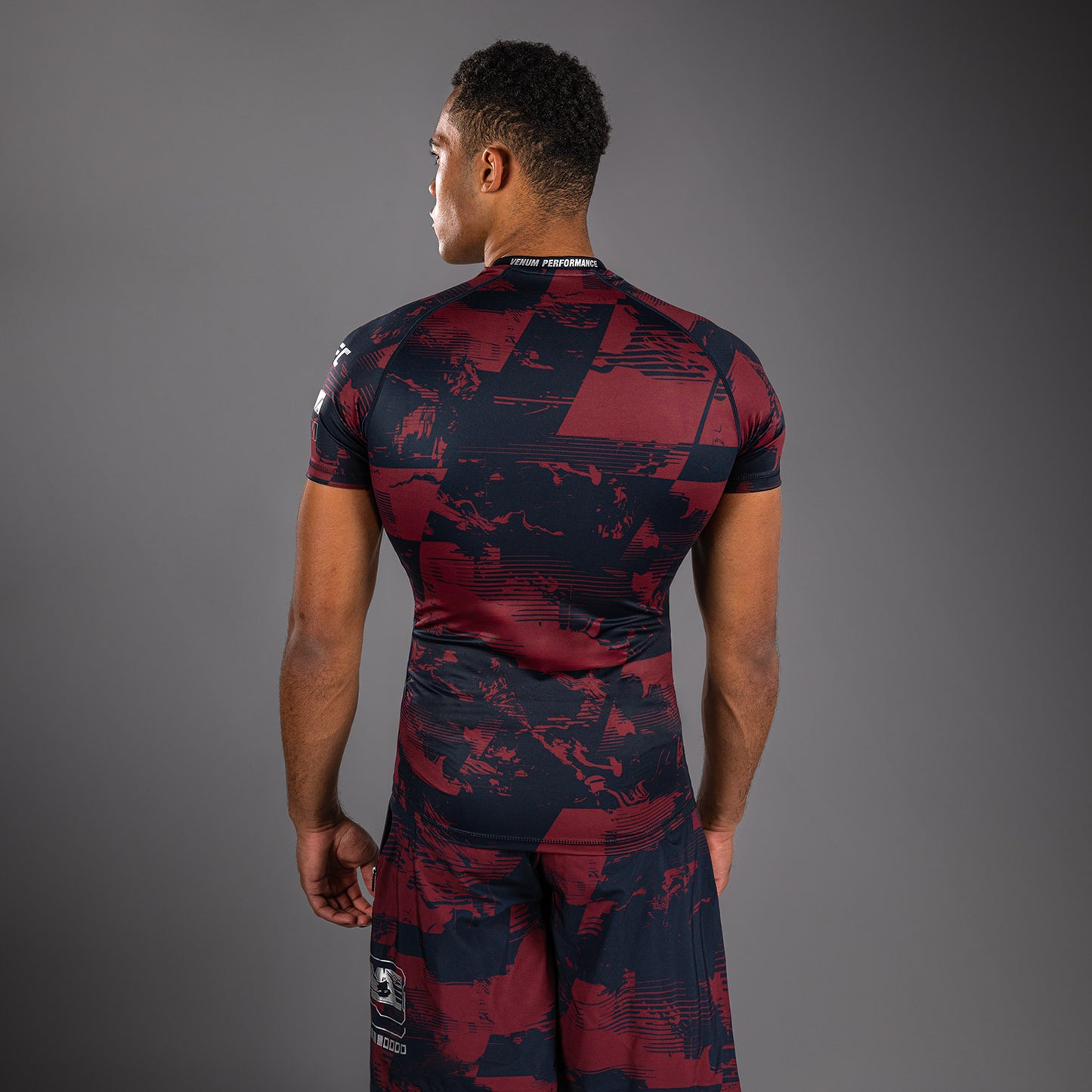 UFC Zenith by Venum Authentic Fight Week Performance Kurzarm Rashguard Herren - Marineblau/Burgunderrot/Silber