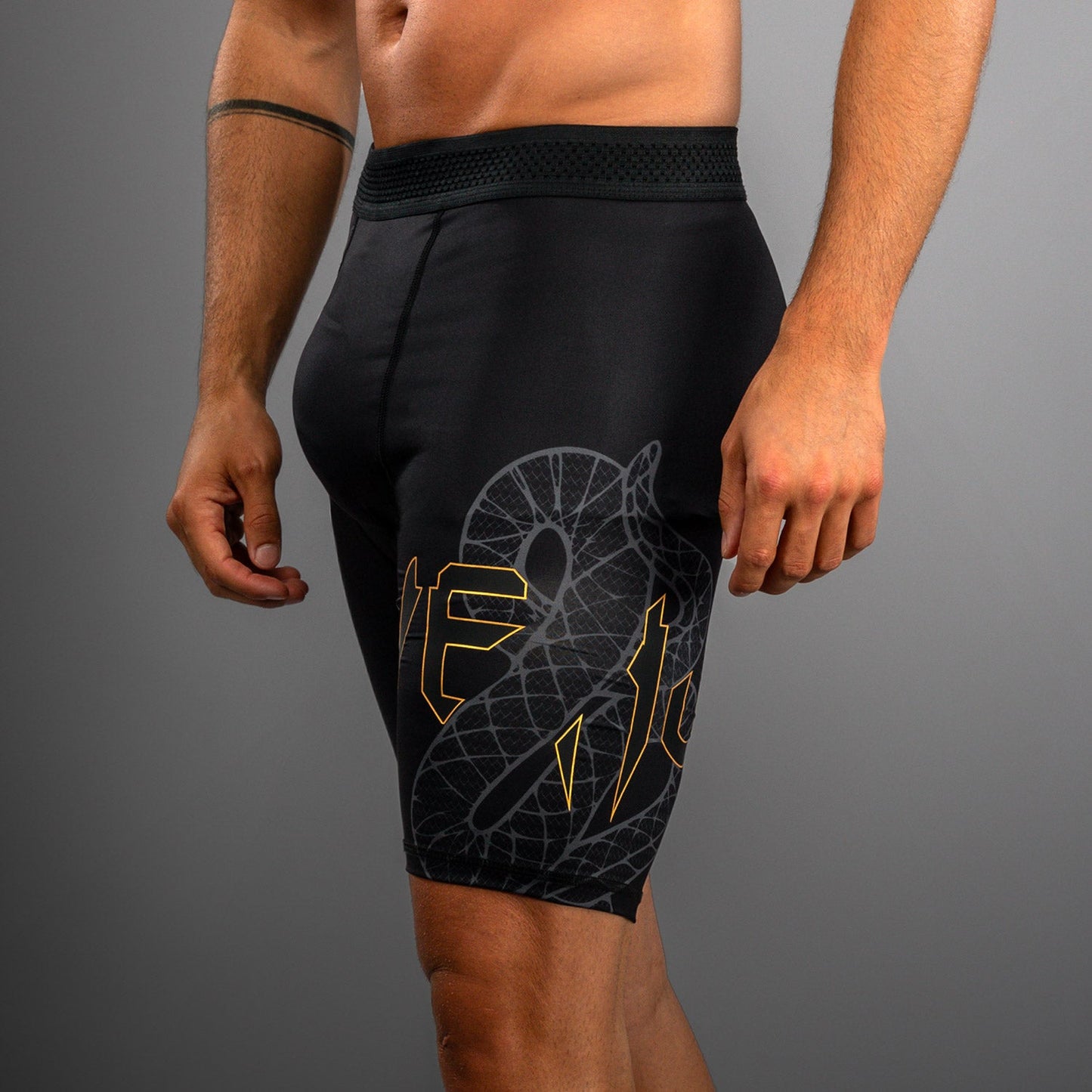 Venum Serpenti Vale Tudo Shorts – Schwarz/Silber/Gold