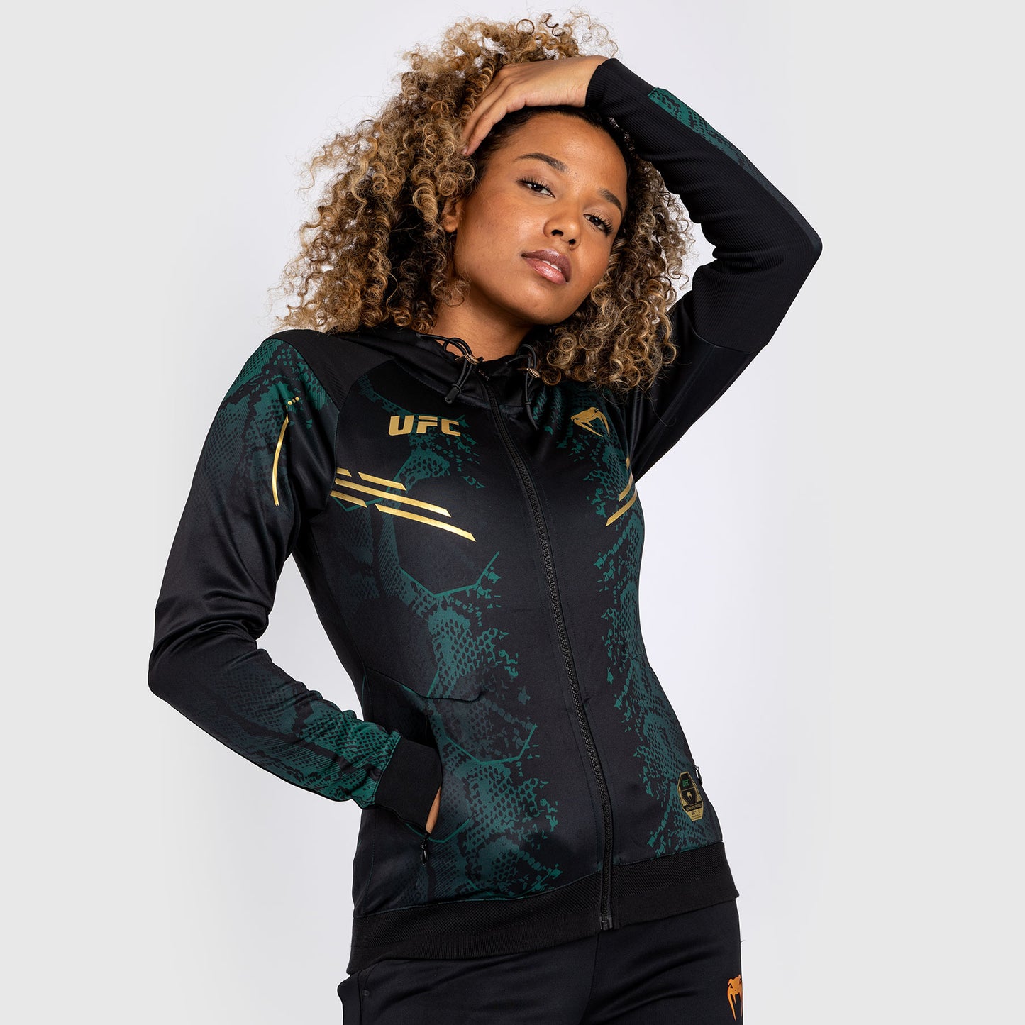 UFC Adrenaline by Venum Personalized Authentic Fight Night Walkout-Hoodie für Frauen - Emerald Edition - Grün/Schwarz/Gold