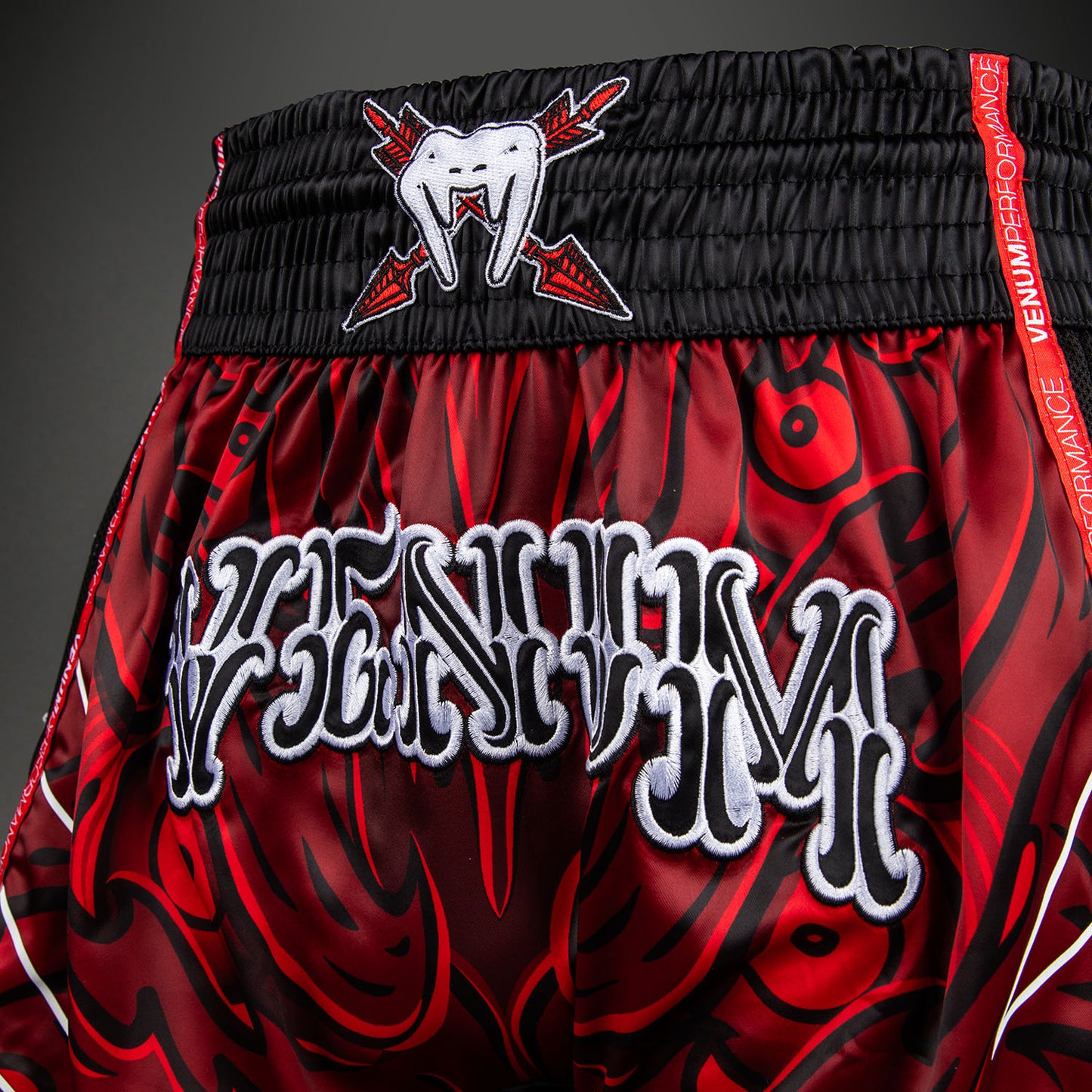 Venum Wolf Atak Muay-Thai-Shorts – Schwarz/Rot
