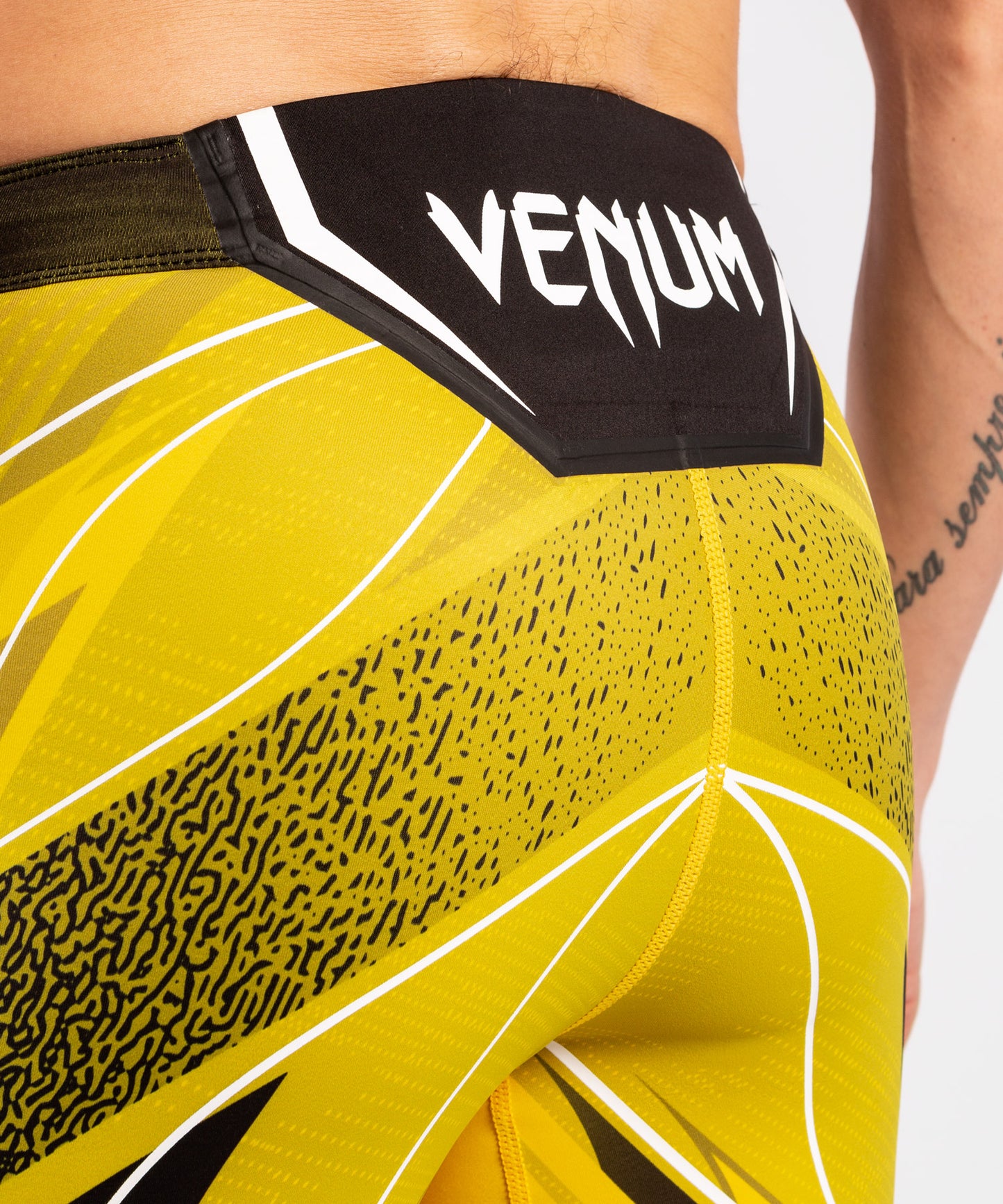 UFC Venum Authentic Fight Night Herren Vale Tudo Shorts - Kurze Passform - Gelb