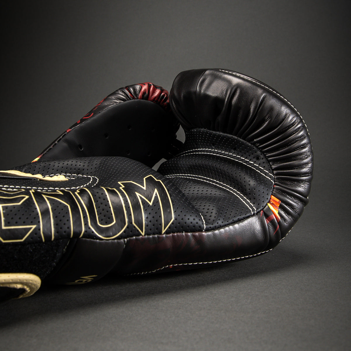 Jujutsu Kaisen x Venum Sukuna Boxhandschuhe – Schwarz/Hellbeige