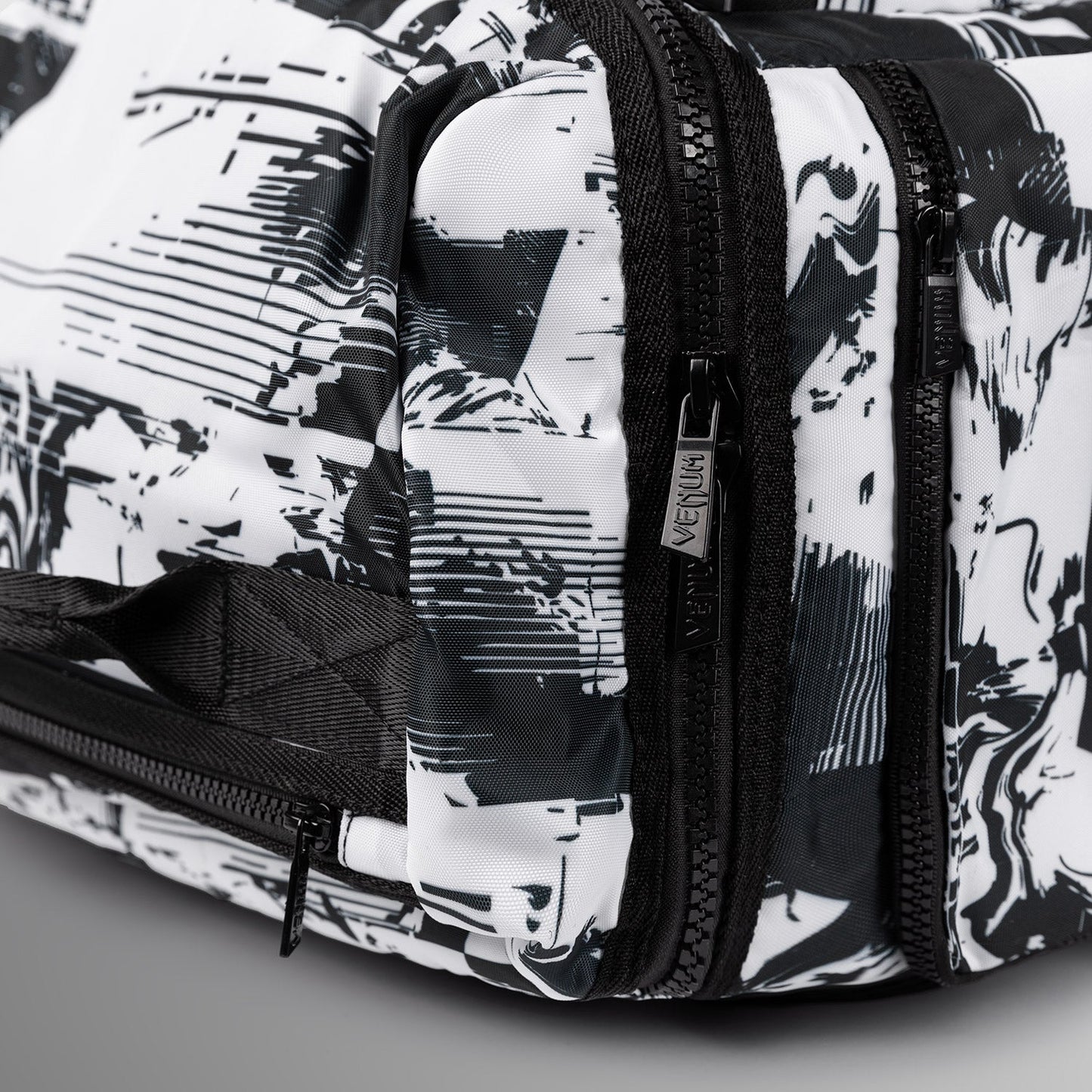 UFC Zenith by Venum Authentic Fight Week Sporttasche - Weiß