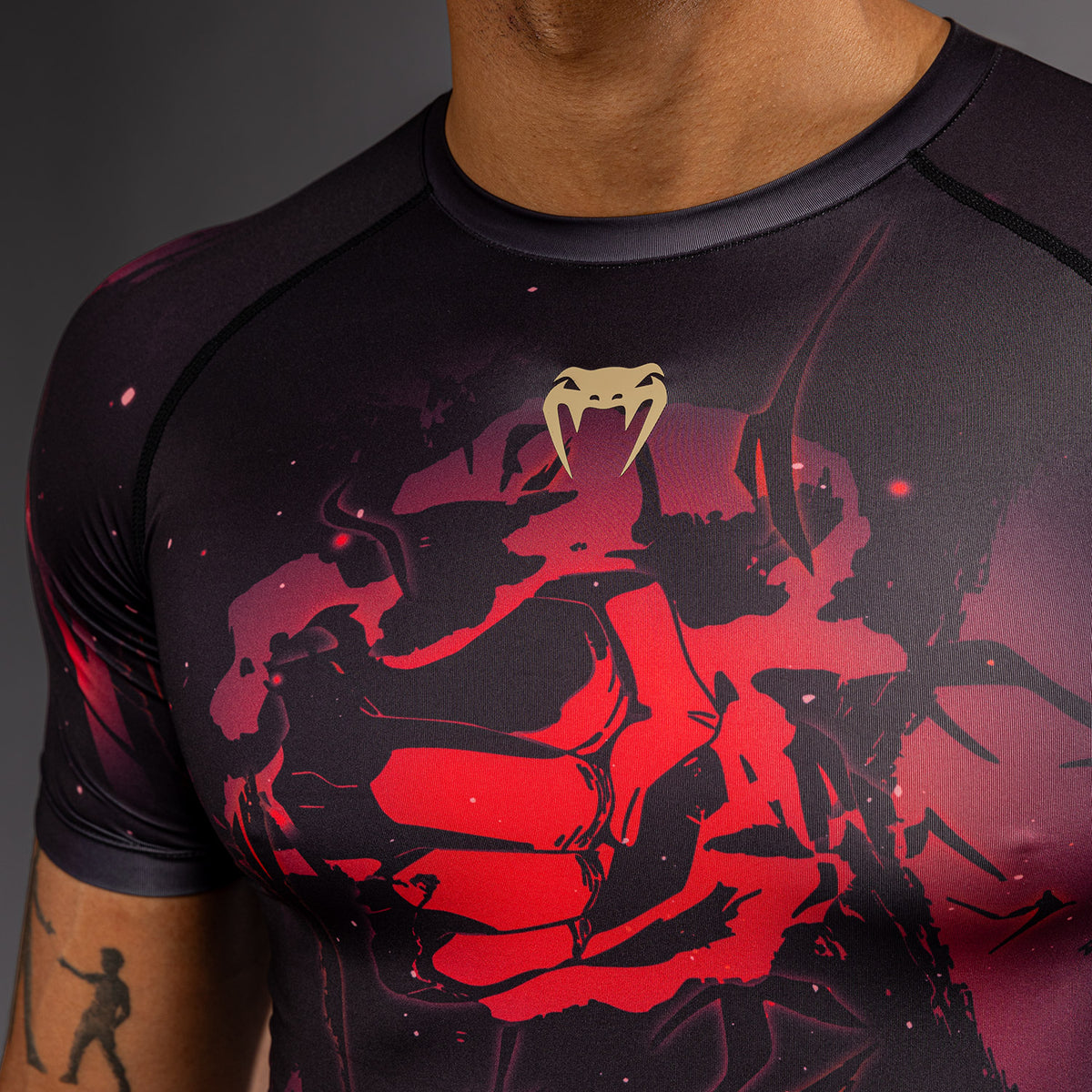Jujutsu Kaisen x Venum Itadori Kurzarm Rashguard – Schwarz/Rot