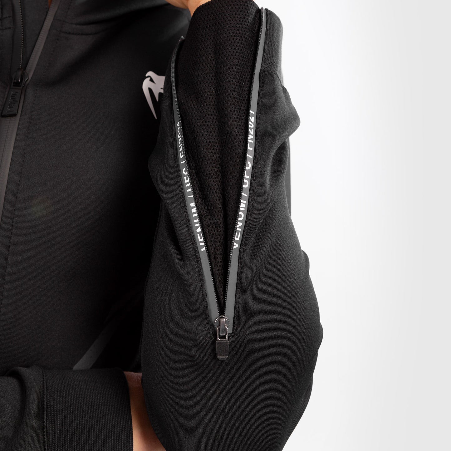 UFC Venum Personalisiert Authentic Fight Night Damen Walkout Hoodie - Schwarz