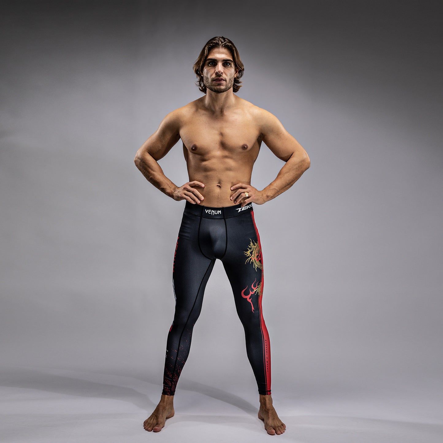 Venum x TEKKEN 8 - Marshall Law Spats - Schwarz/Rot/Gold