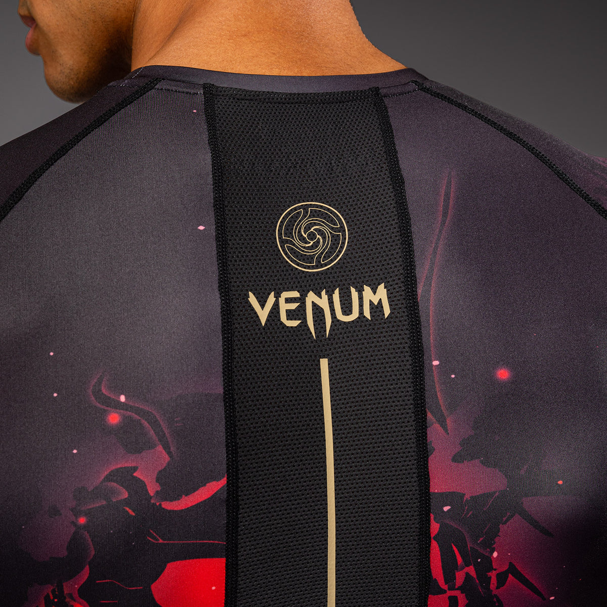 Jujutsu Kaisen x Venum Itadori Kurzarm Rashguard – Schwarz/Rot