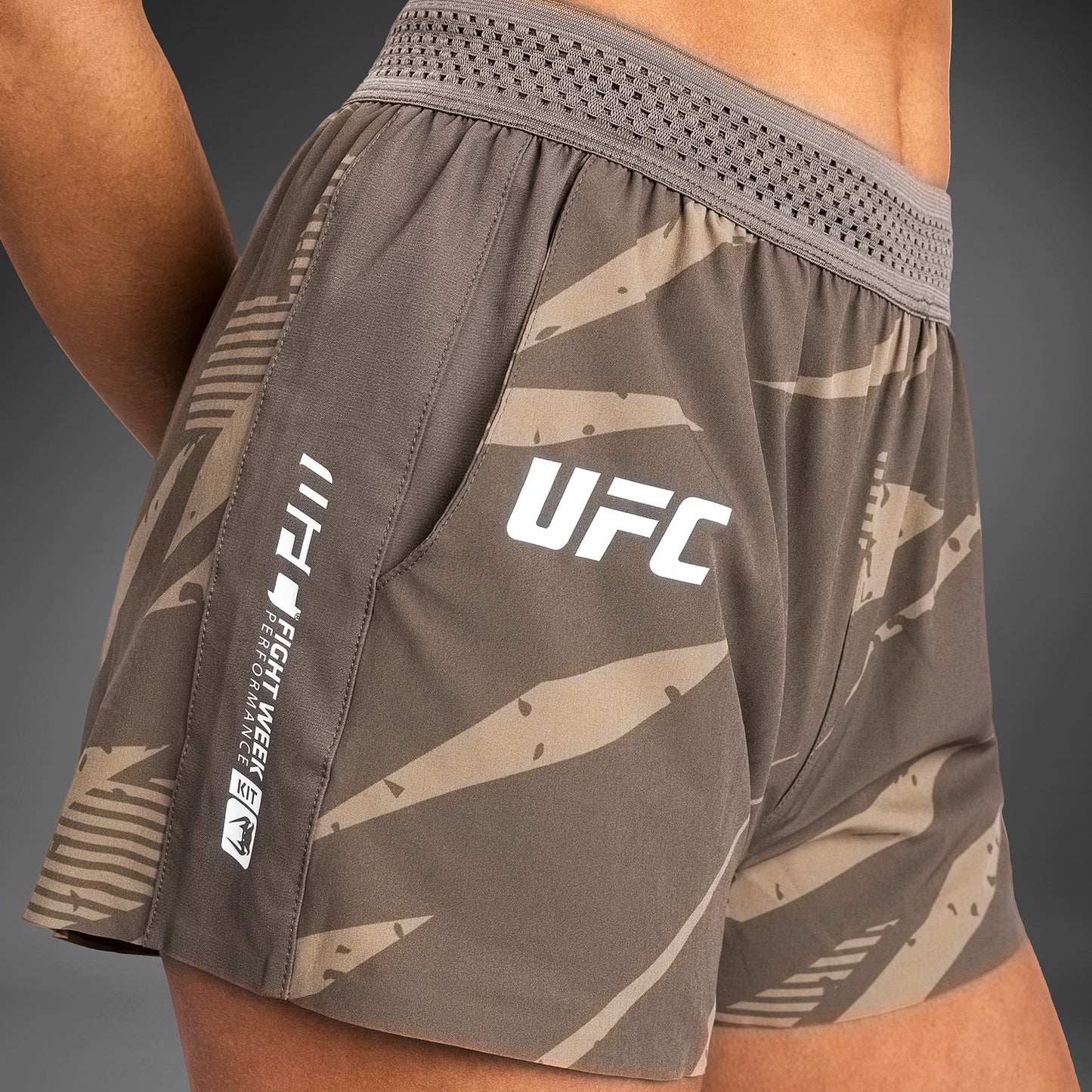 UFC Adrenaline by Venum Fight Week Frauen Performance Shorts - Desert Camo
