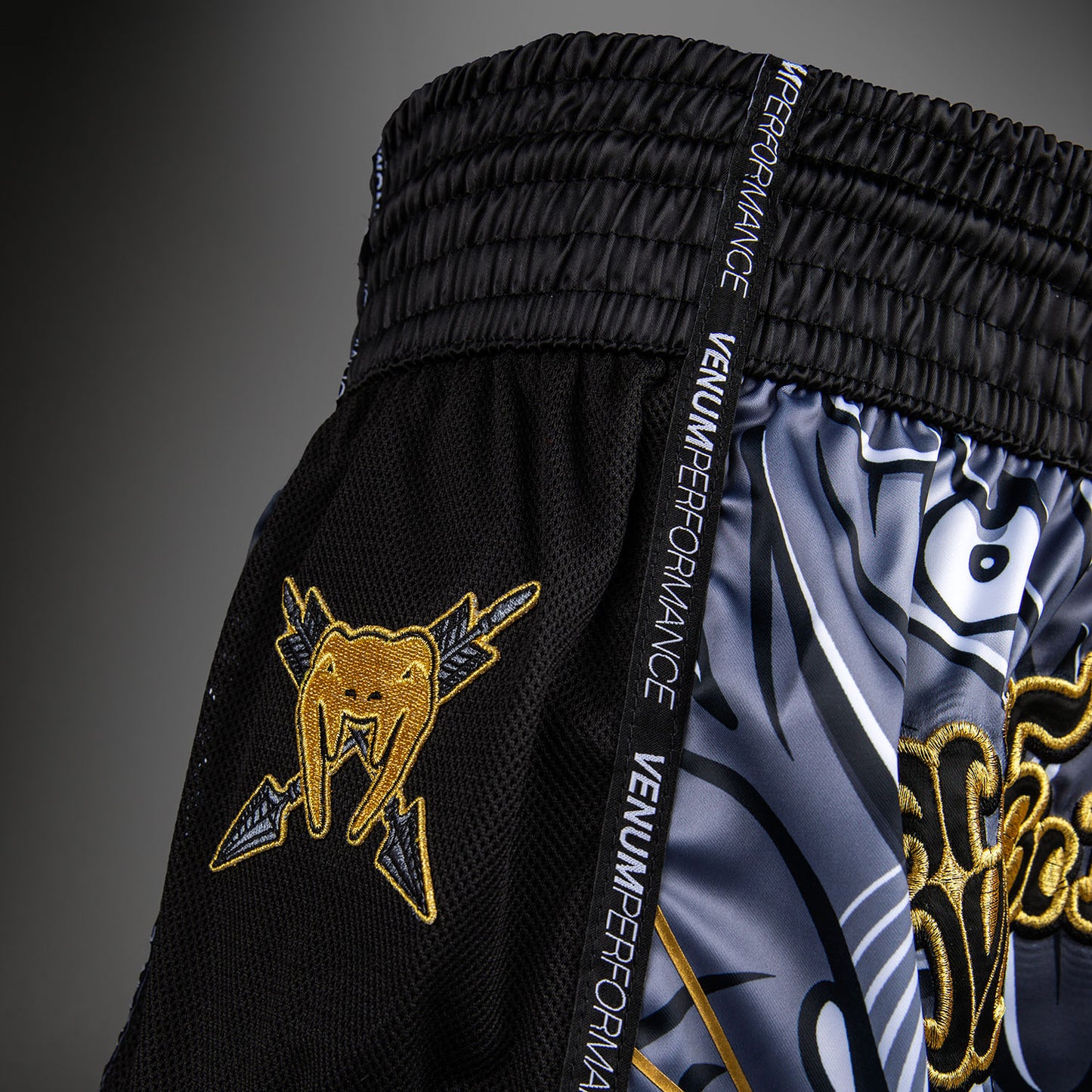 Venum Wolf Atak Muay-Thai-Shorts – Schwarz/Grau