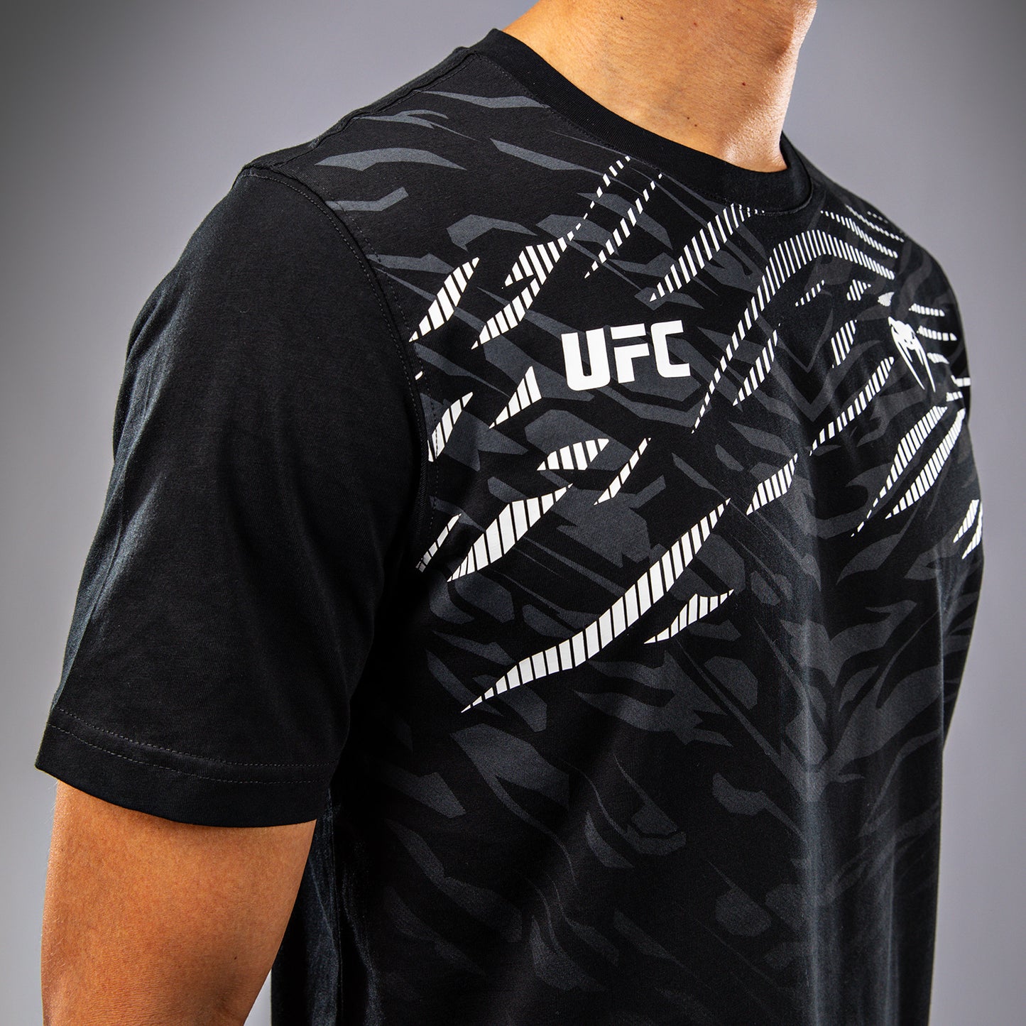 UFC Fusion by Venum Replica Herren Kurzarm T-Shirt - Schwarz