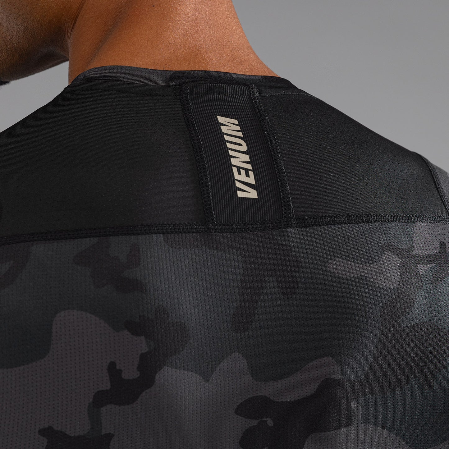 Venum G-Fit Air Herren Kurzarm Rashguard - Digital Urban Camo
