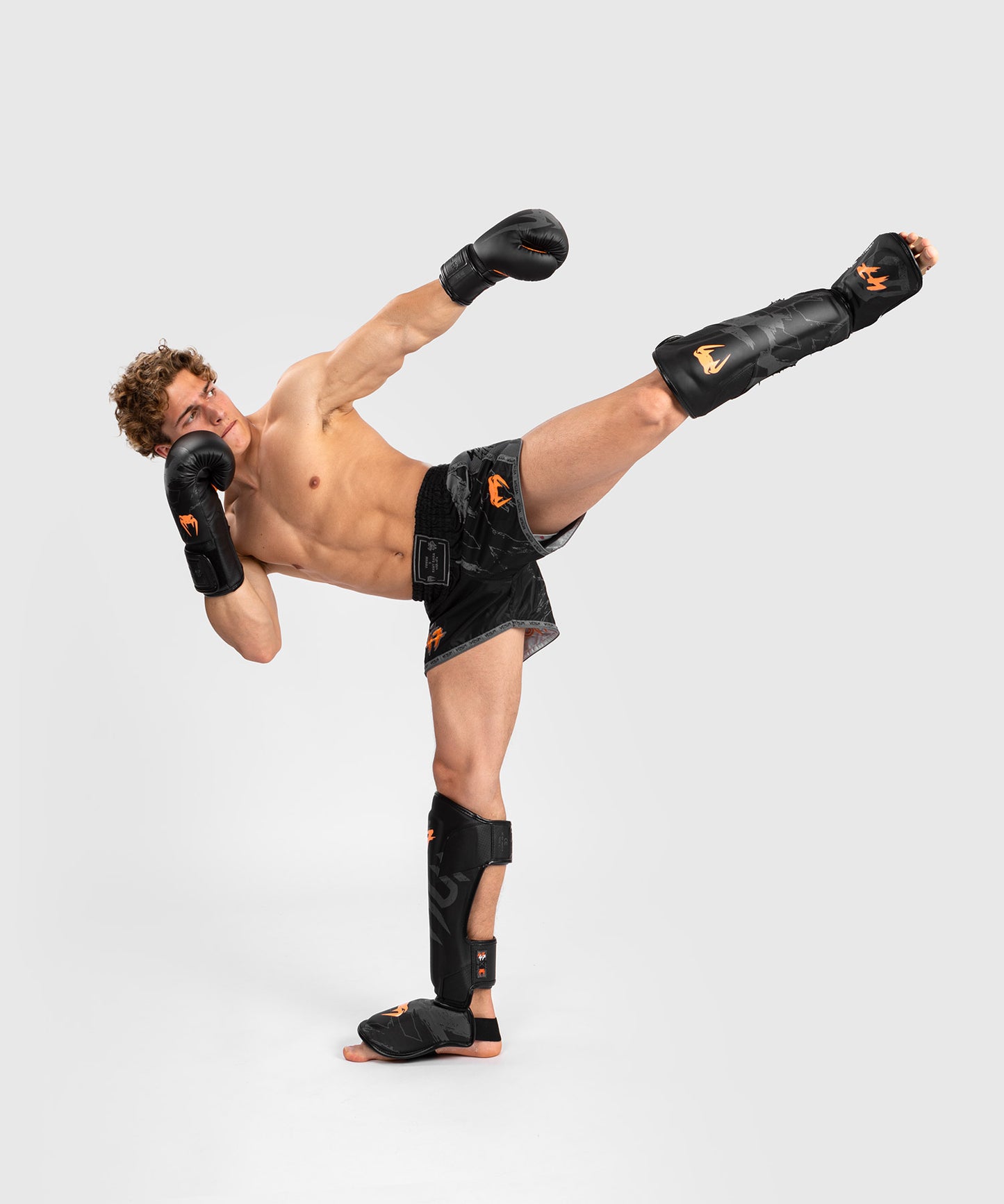 Venum S47 Muay Thai Shorts - Schwarz/Orange