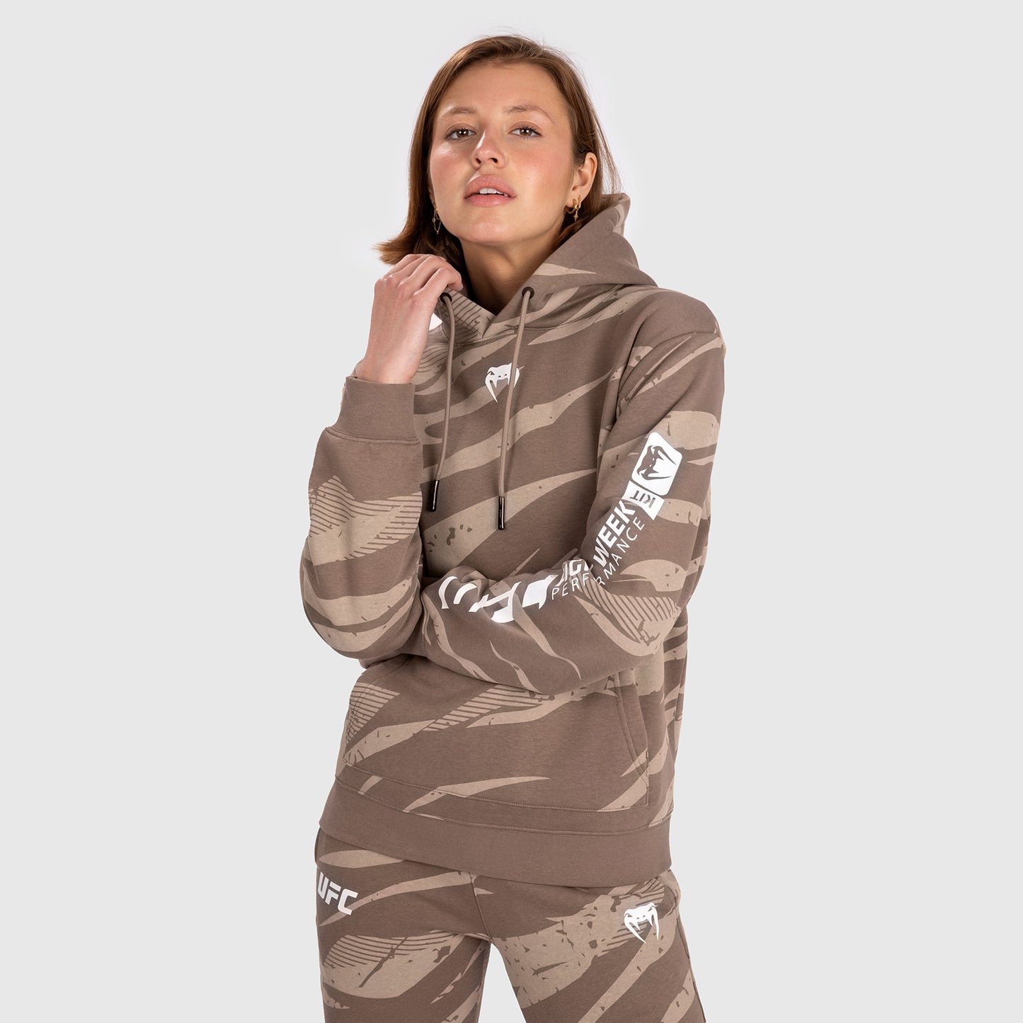 UFC Adrenaline by Venum Fight Week Frauen Pullover Hoodie - Desert Camo