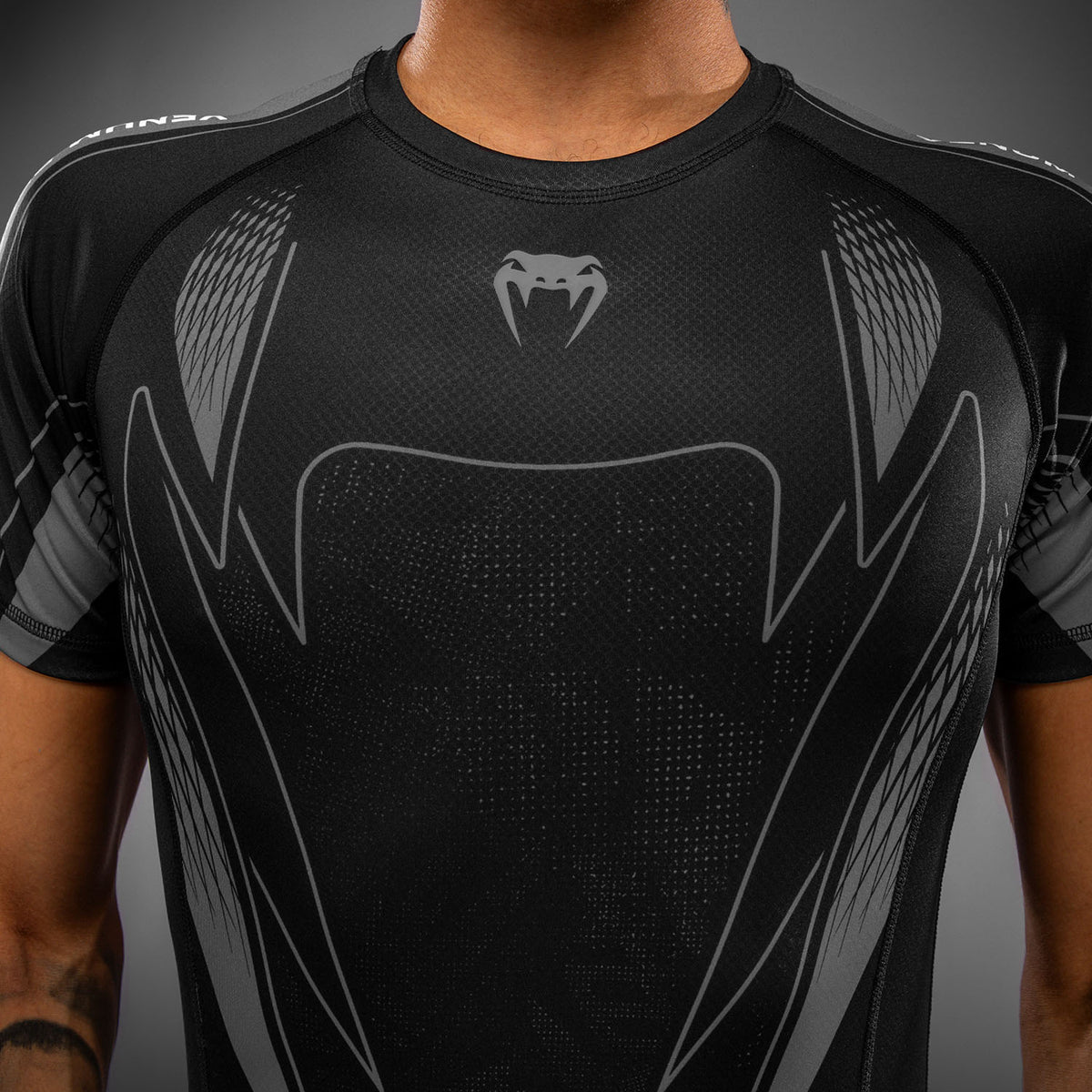 Venum Amazonia Reborn Kurzarm-Rashguard - Schwarz/Grau