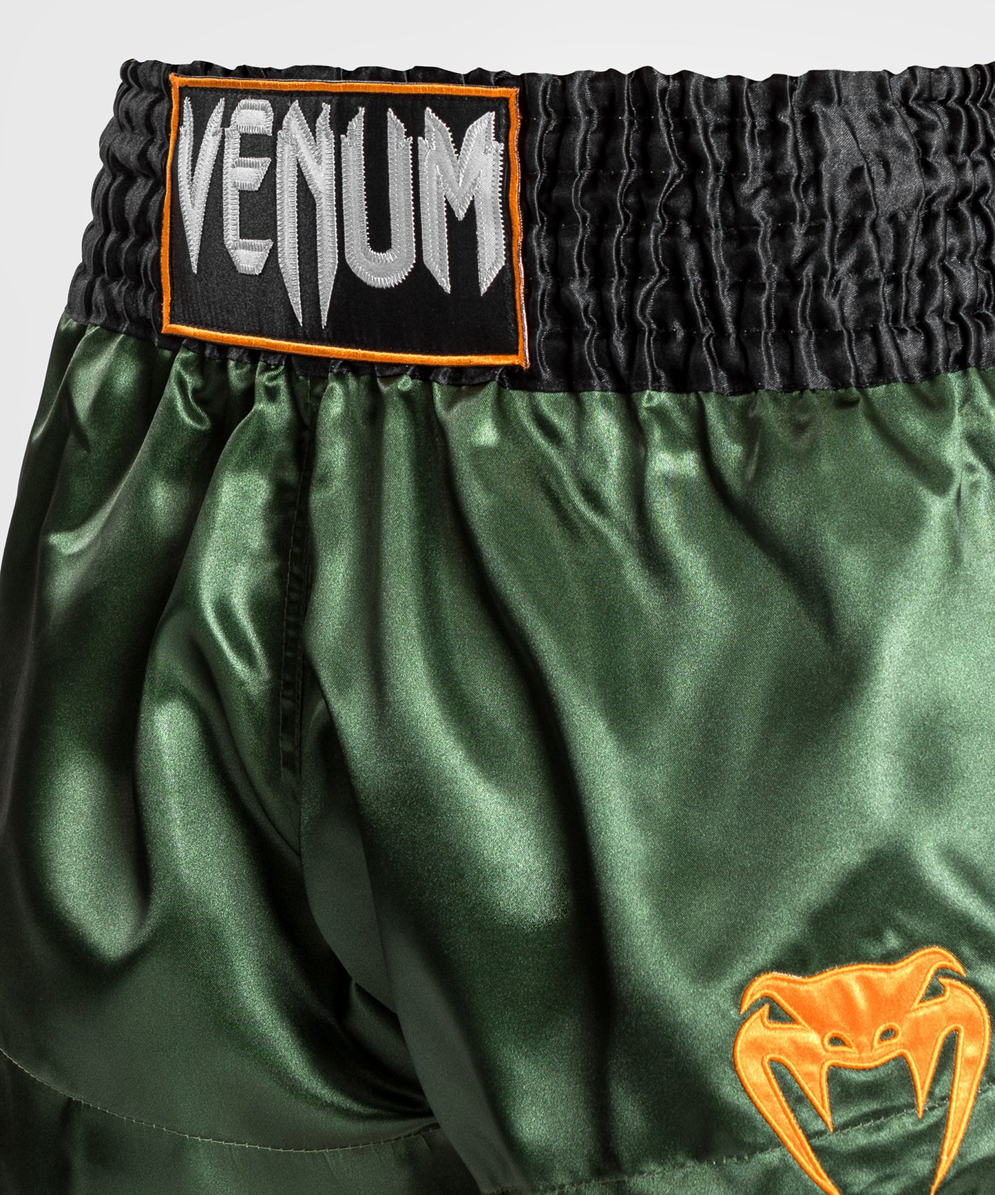 Venum Classic Muay Thai Shorts - Grün/Gold/Schwarz