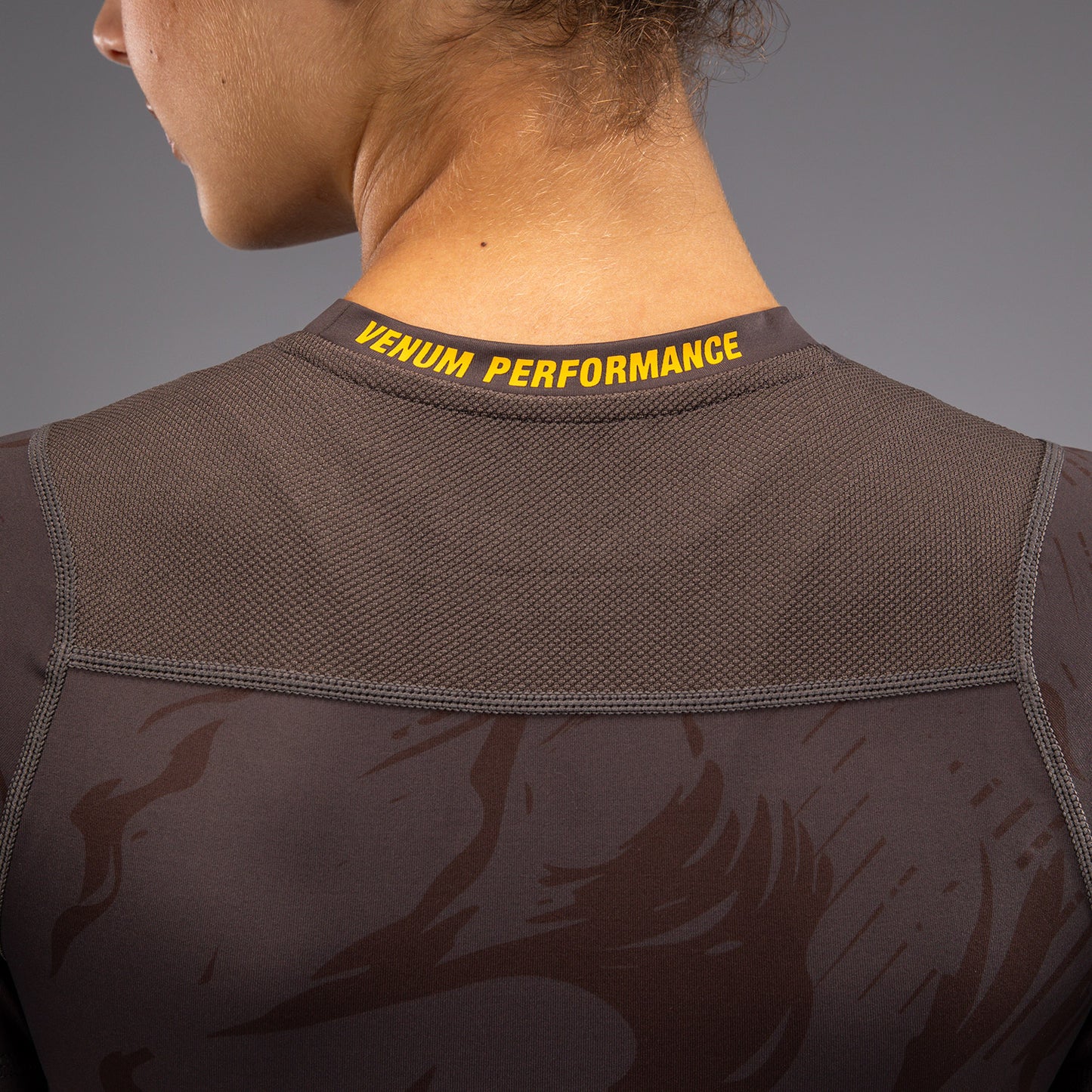 UFC Fusion by Venum Fight Week Damen Performance Kurzarm Rashguard - Solid Erdiges Braun