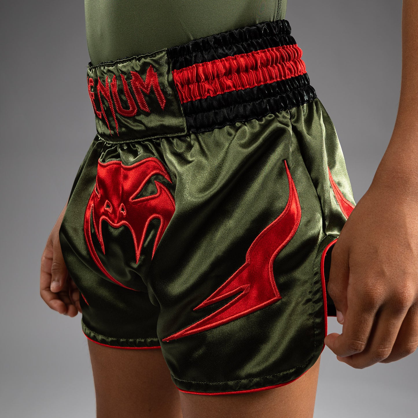 Venum Inferno Kinder Muay Thai Shorts - Armeegrün/Orange