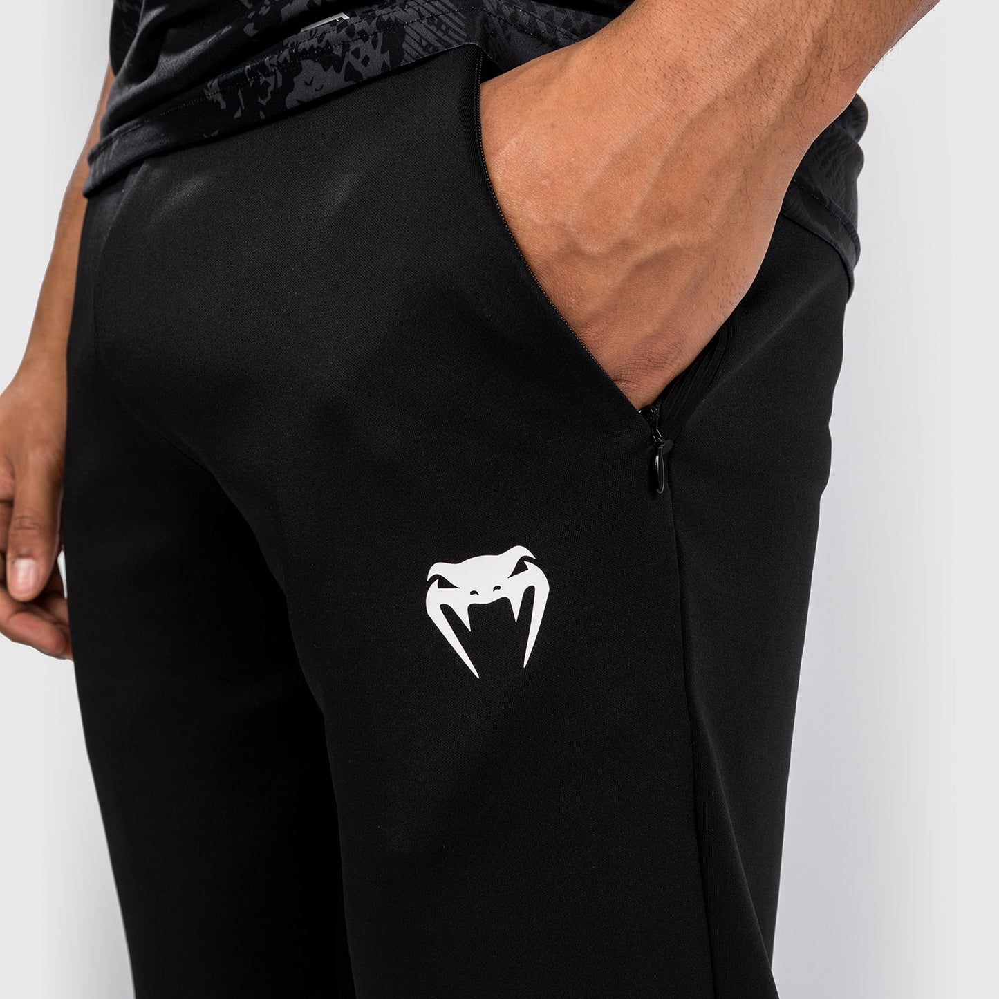 UFC Adrenaline by Venum Authentic Fight Night Herren Walkout Hose - Schwarz