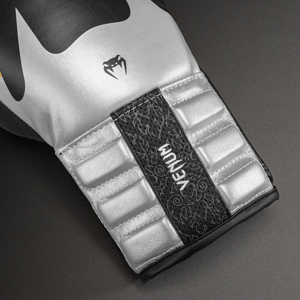 Venum Reverso Boxhandschuhe – Schwarz/Silber