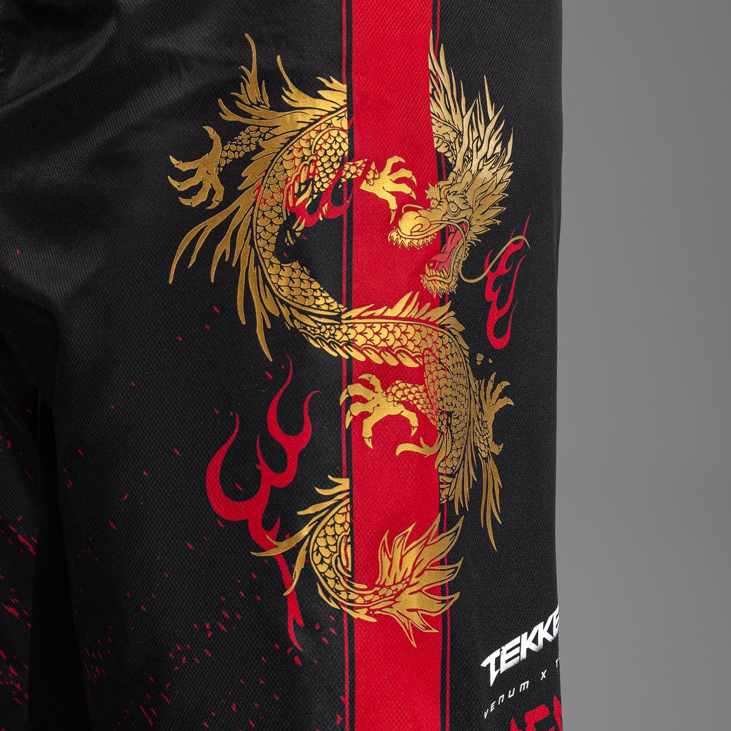 Venum x TEKKEN 8 - Marshall Law Fight Shorts - Schwarz/Rot/Gold