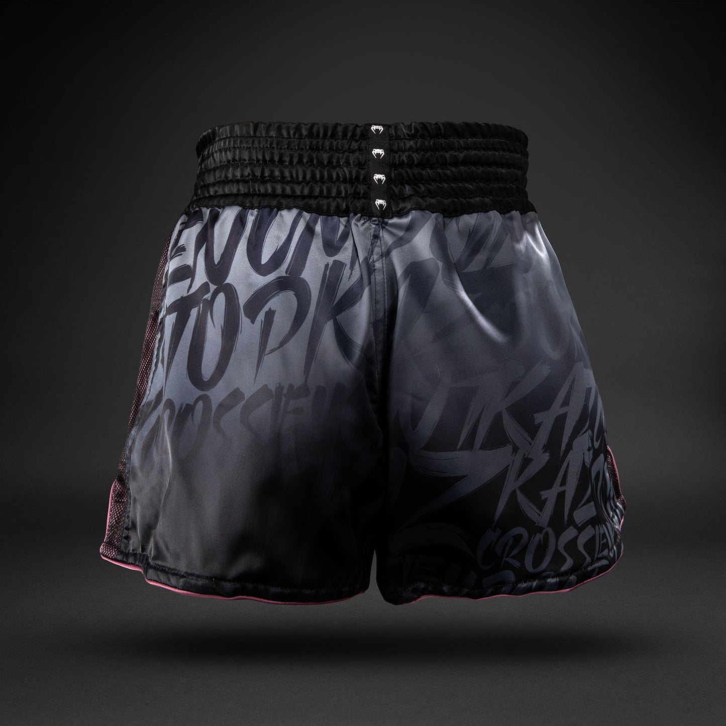 Venum x Kaz Muay-Thai-Shorts – Schwarz