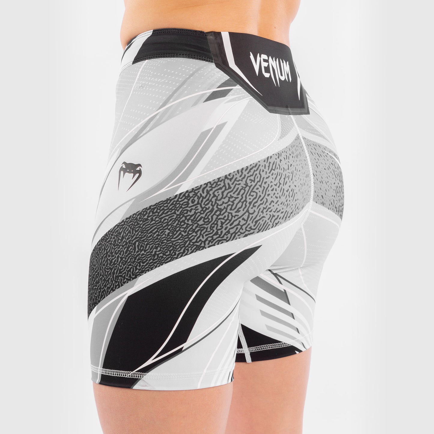 UFC Venum Authentic Fight Night Damen Vale Tudo Shorts - Long Fit - Weiß
