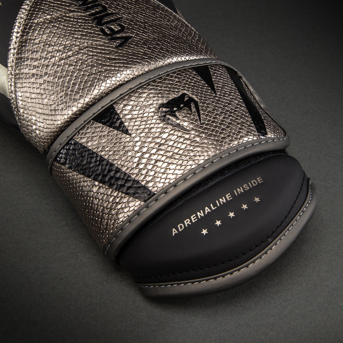Venum Challenger 4.0 Scales Boxhandschuhe – Silber/Schwarz