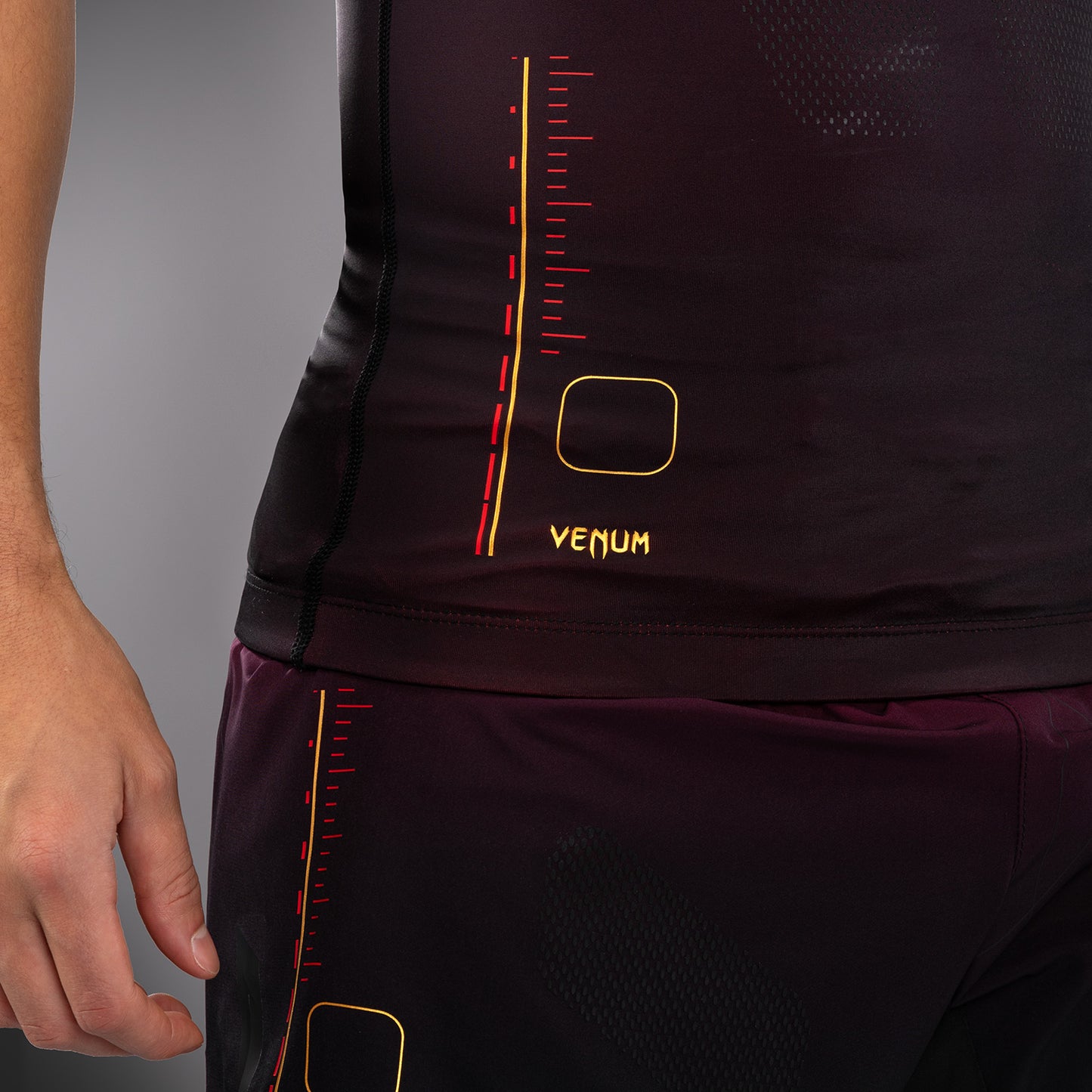 Venum Tactical XT Ärmellos Rashguard für Männer - Schwarz/Burgund/Gold