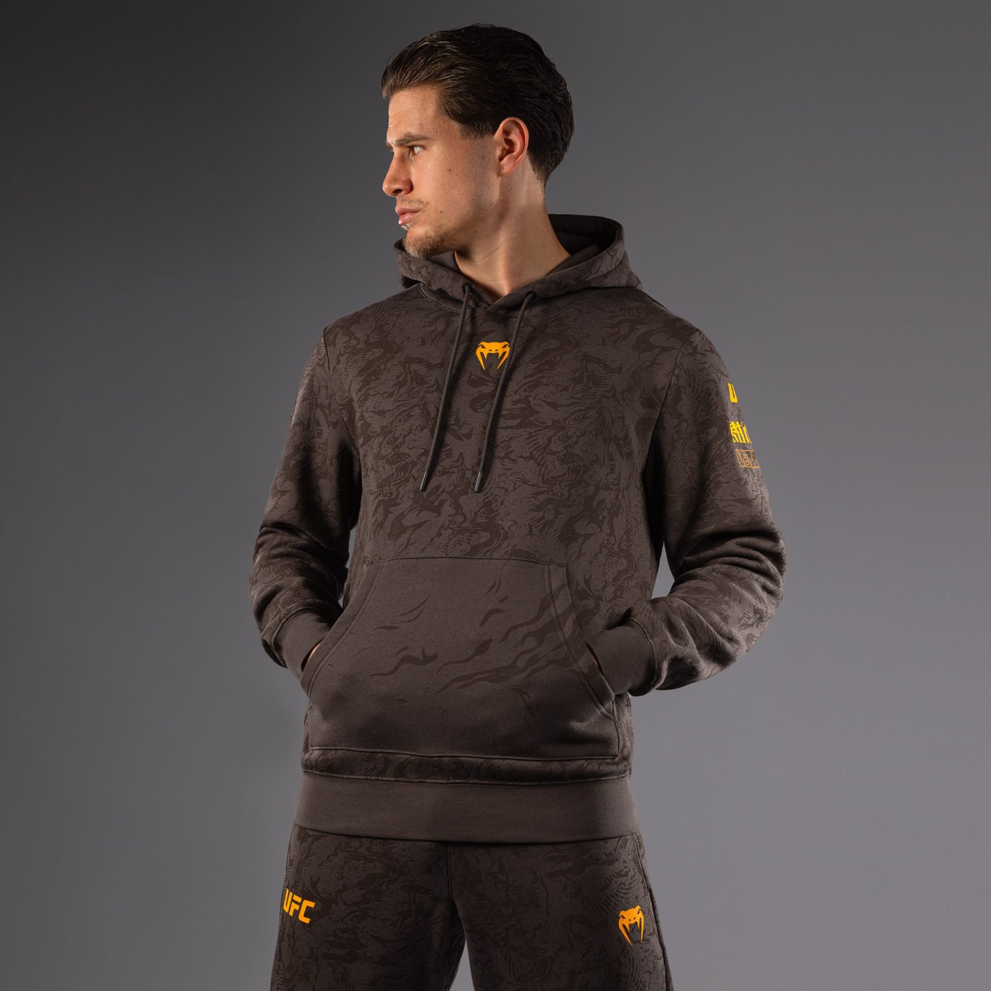 UFC Fusion by Venum Fight Week Herren Pullover Hoodie - Erdiges Braun