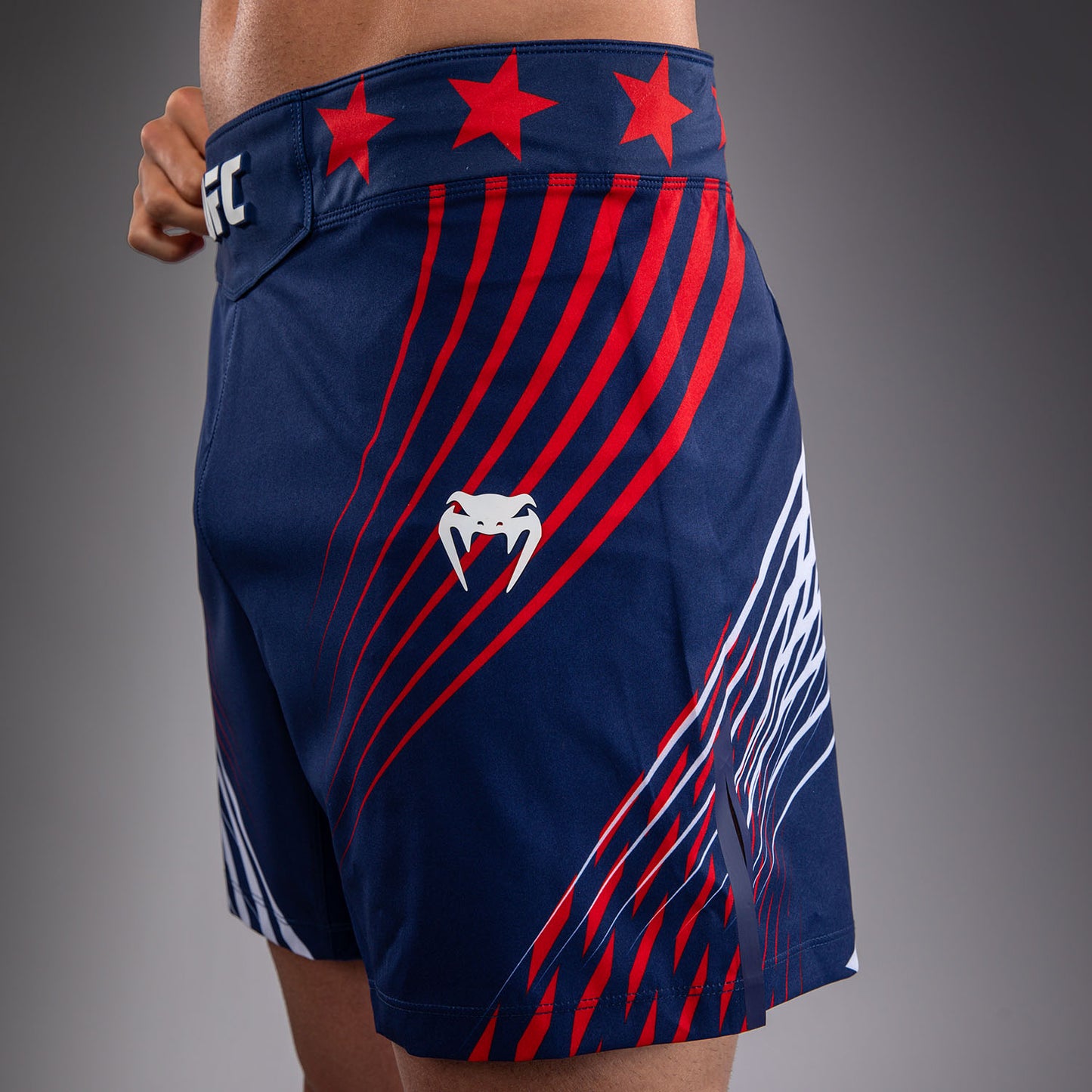 Official UFC Freedom 250 by Venum Personalisiert Authentic Fight Night Fight Shorts im Short Fit für Herren - Blau