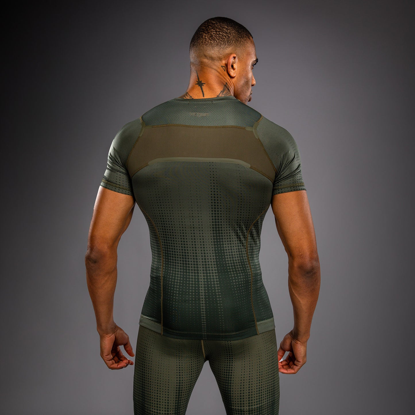 Venum Stealth Kurzarm Rashguard – Khaki/Dunkelgrün