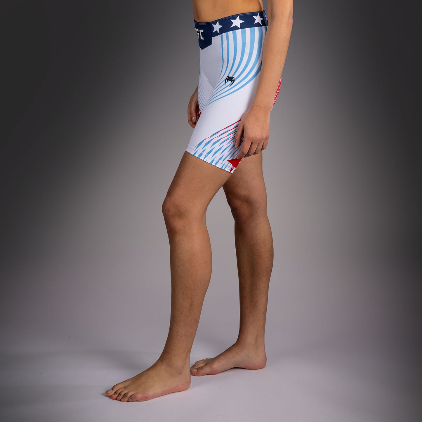 Official UFC Freedom 250 by Venum Authentic Vale Tudo Shorts im Long Fit für Damen - Weiß
