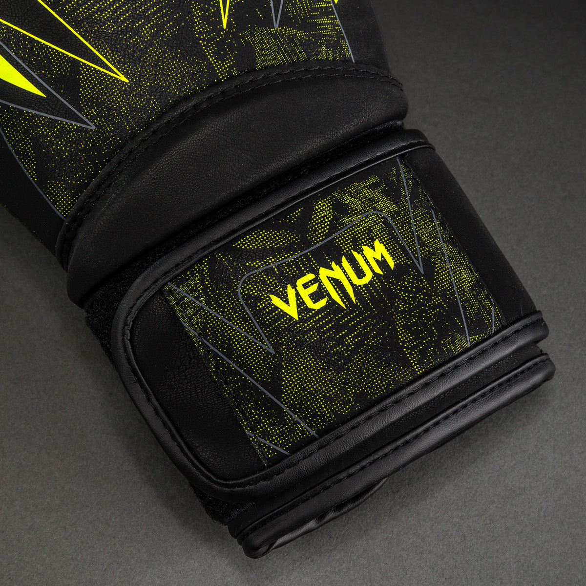 Venum Impact Amazonia Reborn Boxhandschuhe - Schwarz/Grün