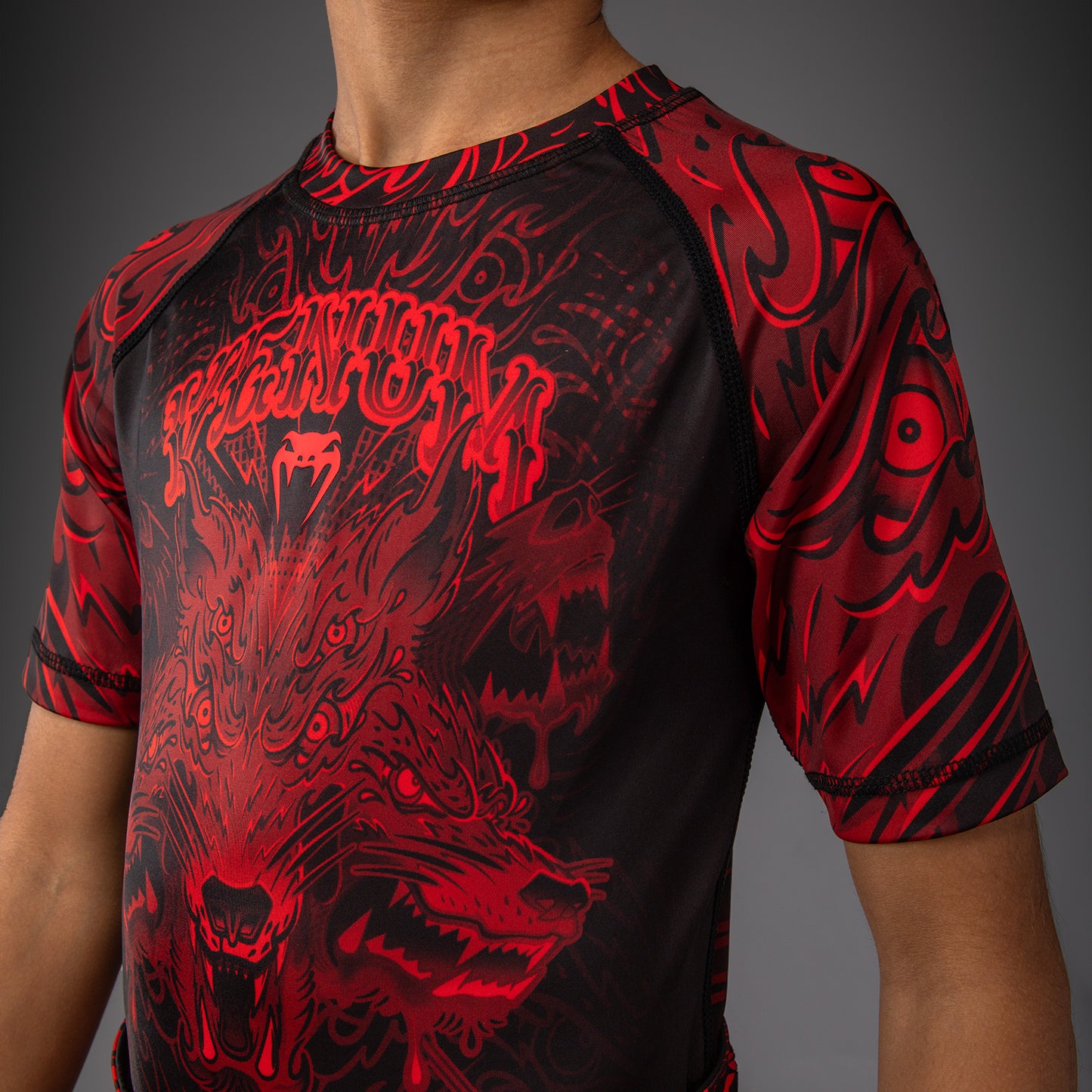 Venum Wolf Atak Kinder Kurzarm Rashguard – Schwarz/Rot