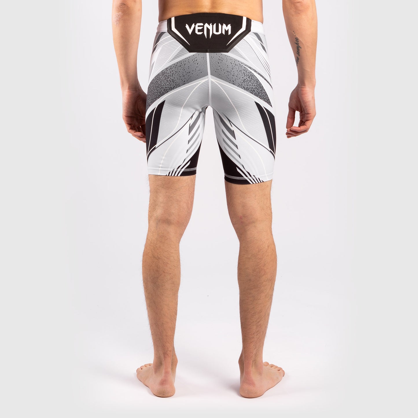 UFC Venum Authentic Fight Night Herren Vale Tudo Shorts - Short Fit - Weiß