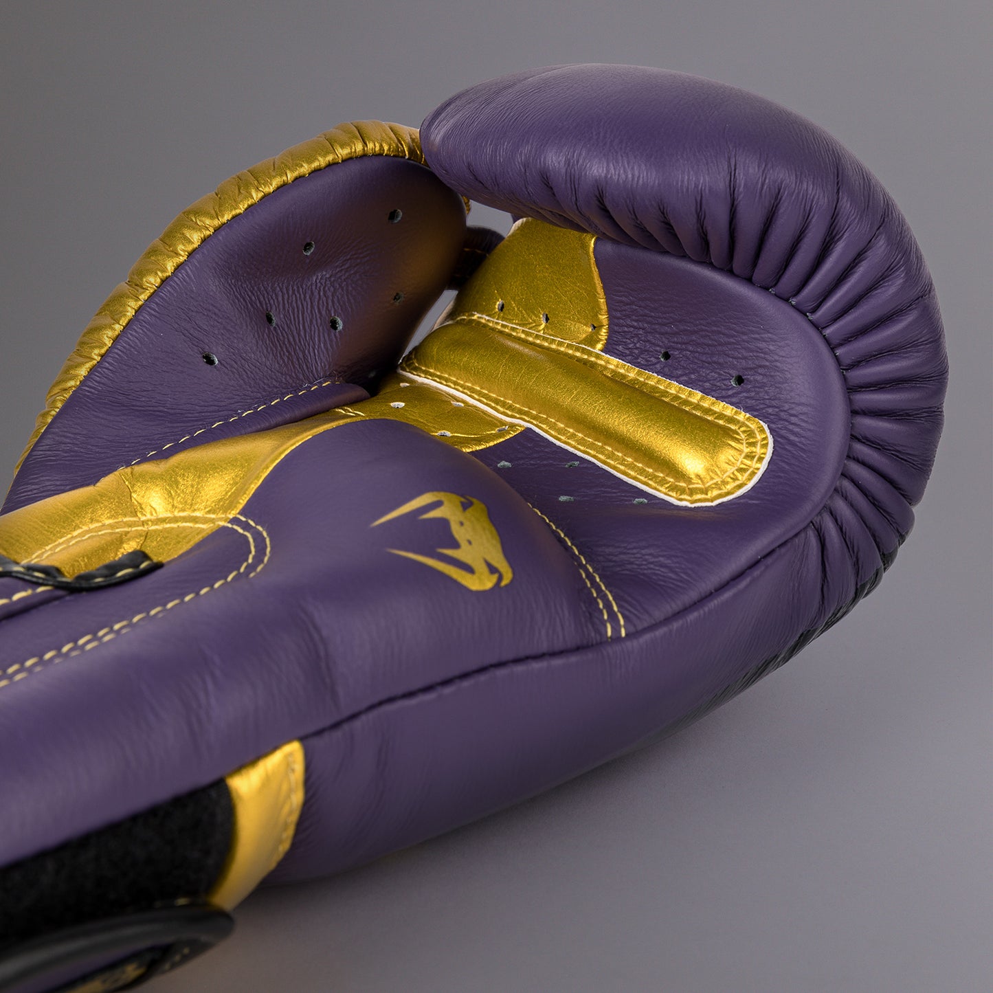 Venum Giant 3.0 Boxhandschuhe - Dunkelviolett/Gold - Spezialausgabe