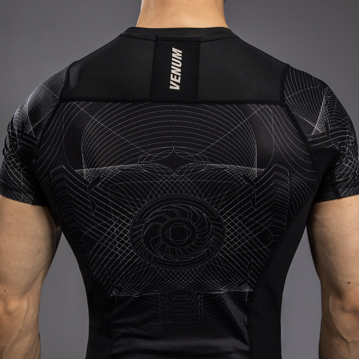 Venum G-Fit Air Herren Kurzarm Rashguard - Tiefschwarz/Wüstensand