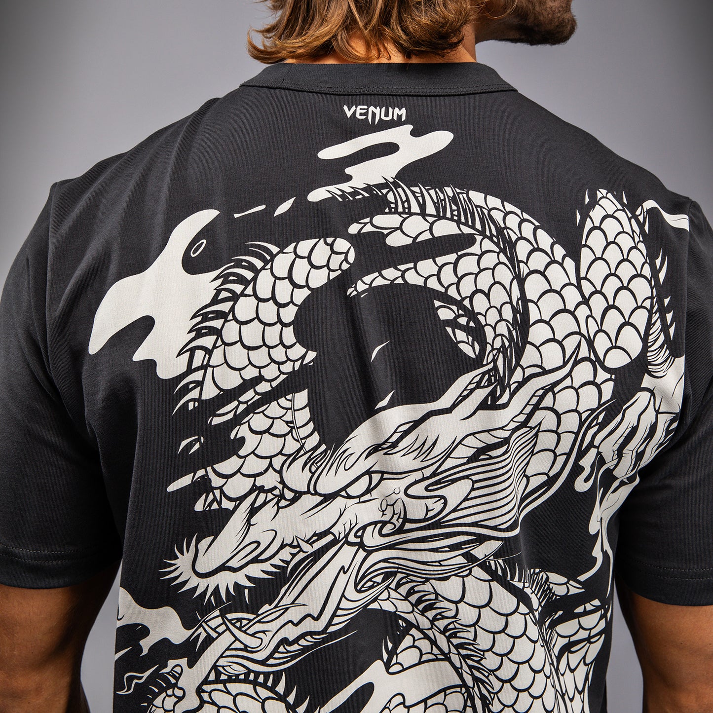 Venum Dragon’s Flight Herren T-Shirt - Anthrazitgrau/Cremeweiß
