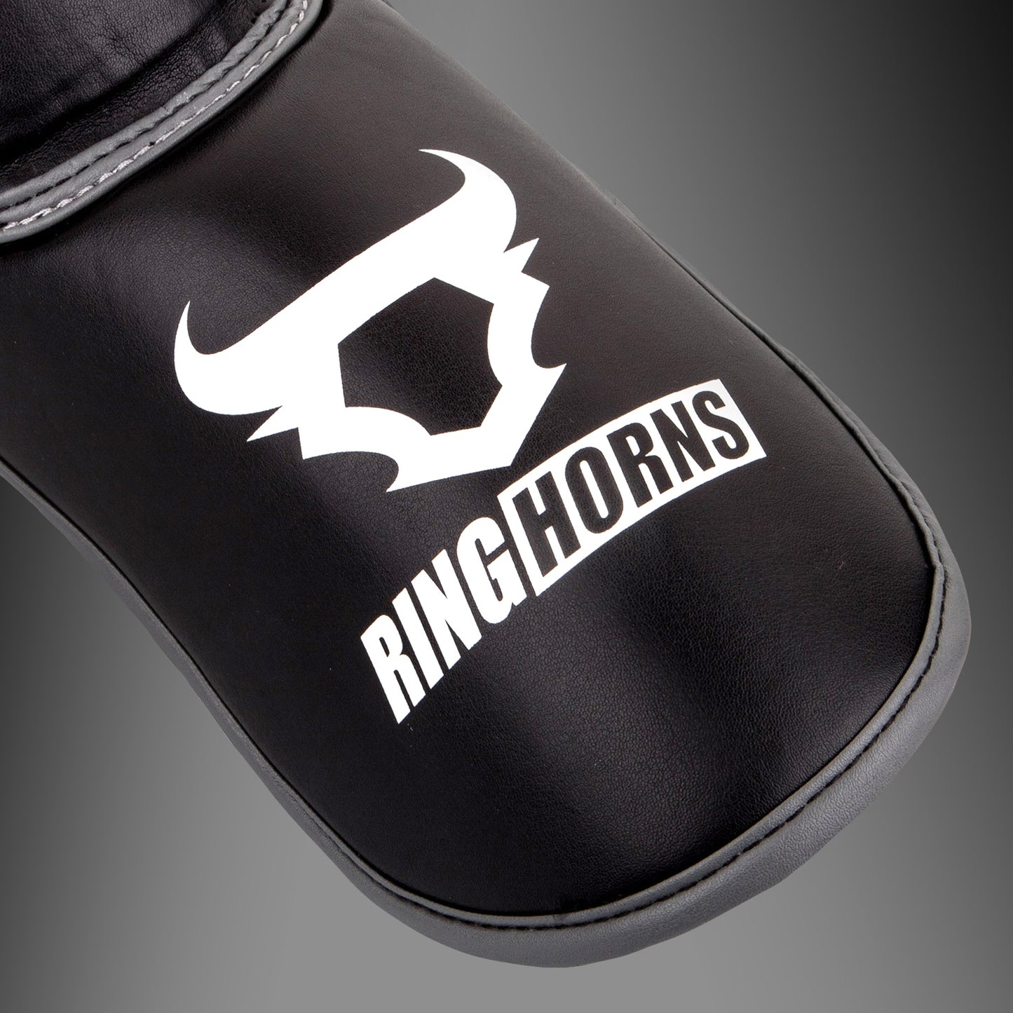 Ringhorns Charger by Venum Schienbeinschoner und Fußschützer – Schwarz