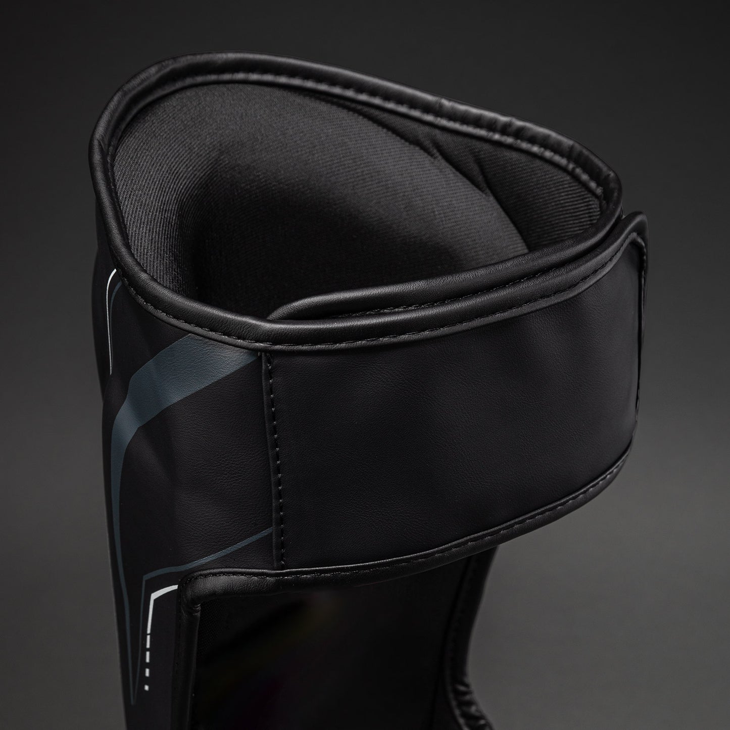 Venum Streamline Schienbeinschoner – Schwarz/Weiß
