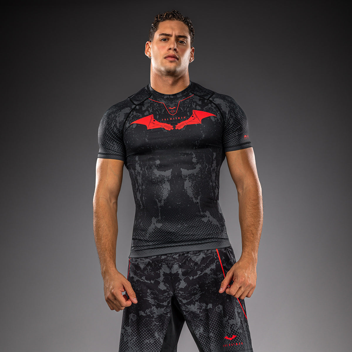 Venum x Batman Kurzarm-Rashguard - Schwarz/Grau/Rot