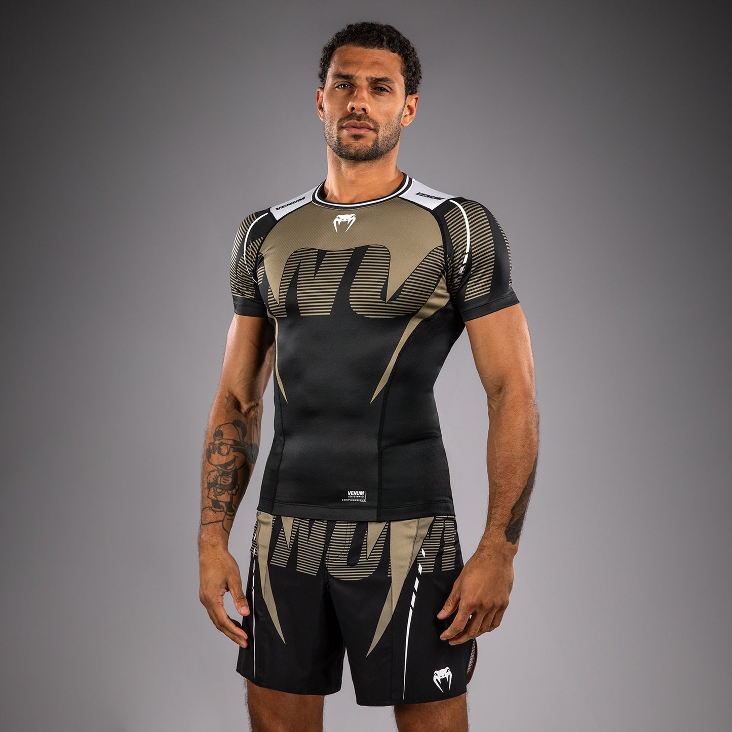 Venum Adrenaline Kurzarm Rashguard – Schwarz/Sand