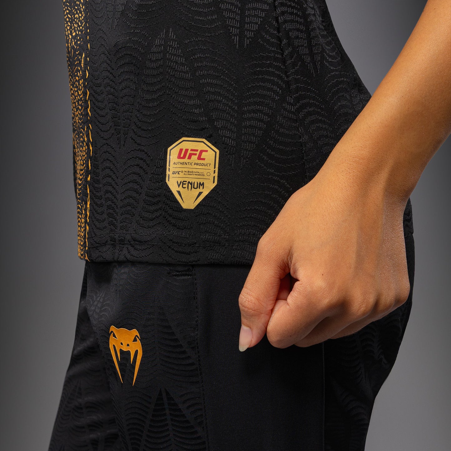 UFC Zenith by Venum Authentic Fight Night Offizielles Walkout-Trikot Damen Personalisiert - Champion