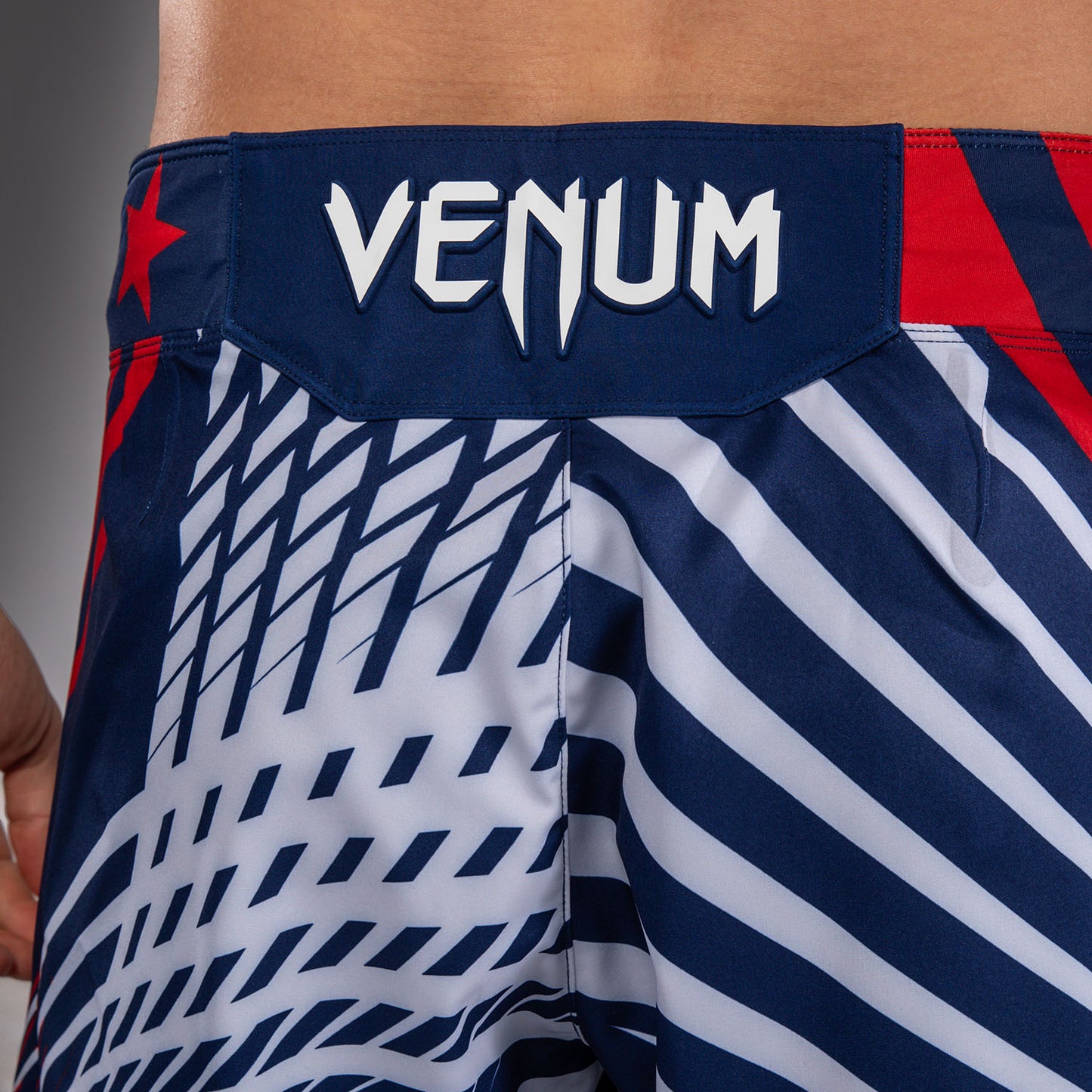 Official UFC Freedom 250 by Venum Authentic Fight Night Fight Shorts im Short Fit für Herren - Blau